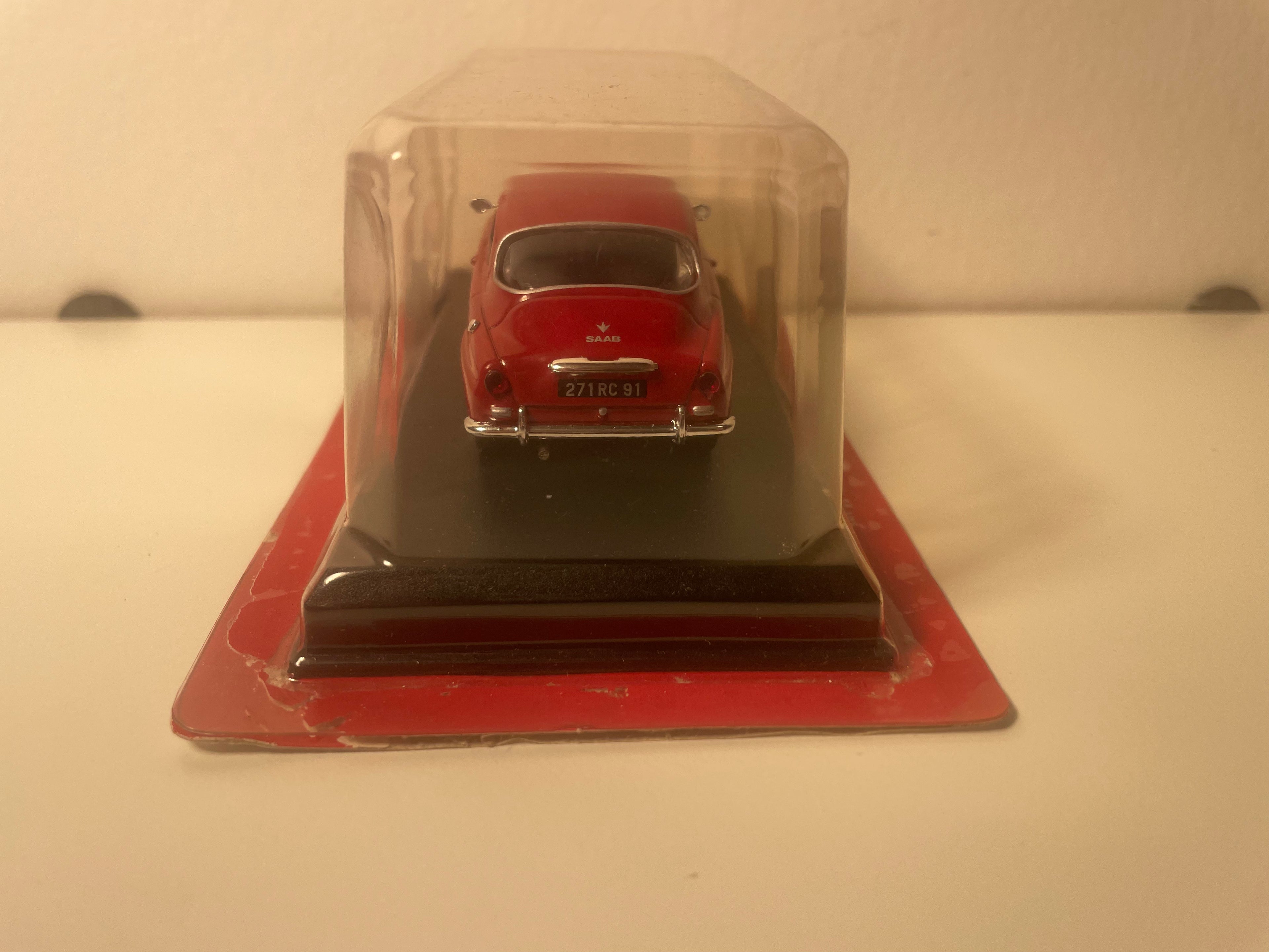 Saab 96 V4 Vermelho Escuro de 1973 - Auto Plus