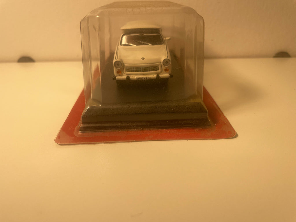Trabant 601 bianca/beige chiaro del 1980 (Auto Plus)
