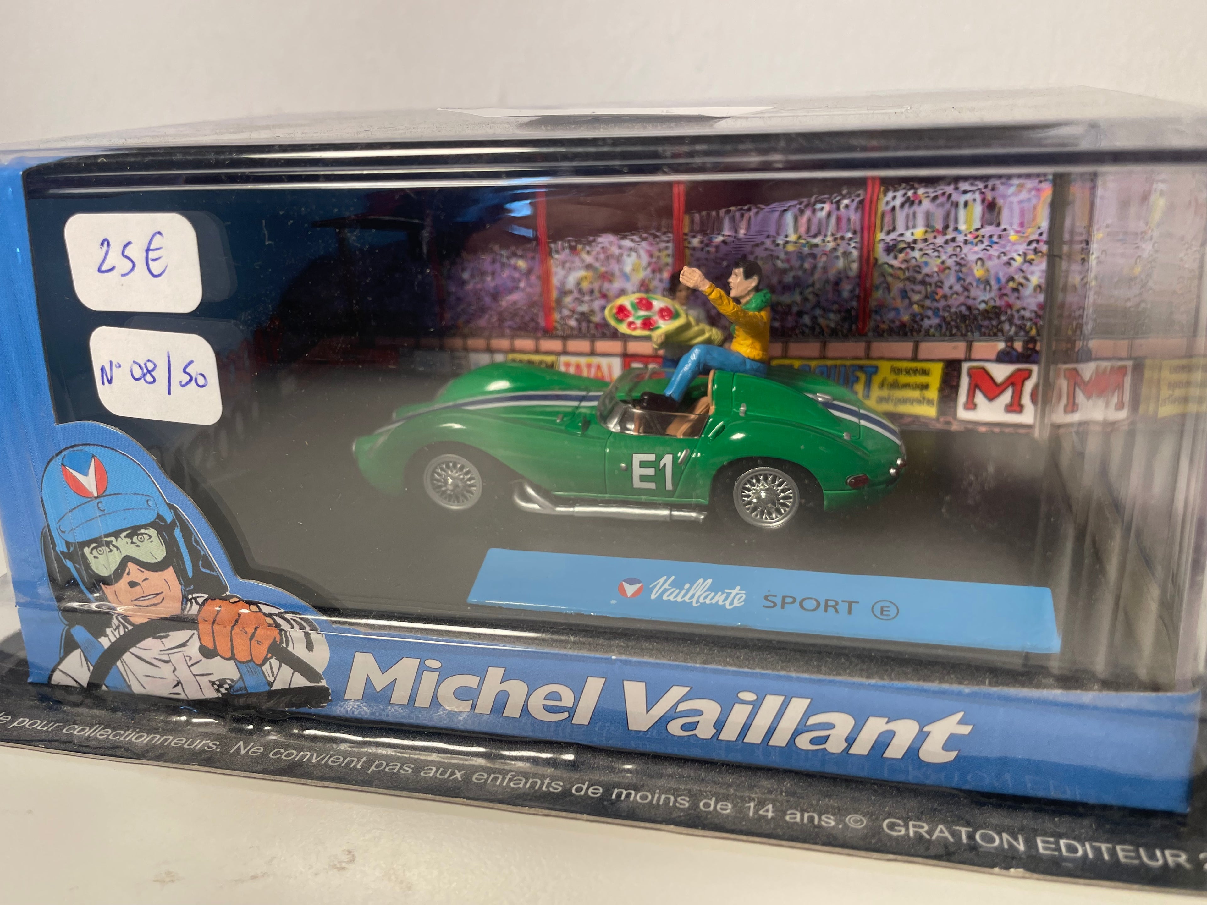 Gréng Auto mat blo-weisse Streifen Nummer E1 Vaillante Sport E (de Circuit vum Schreck) - Comic Michel Vaillant
