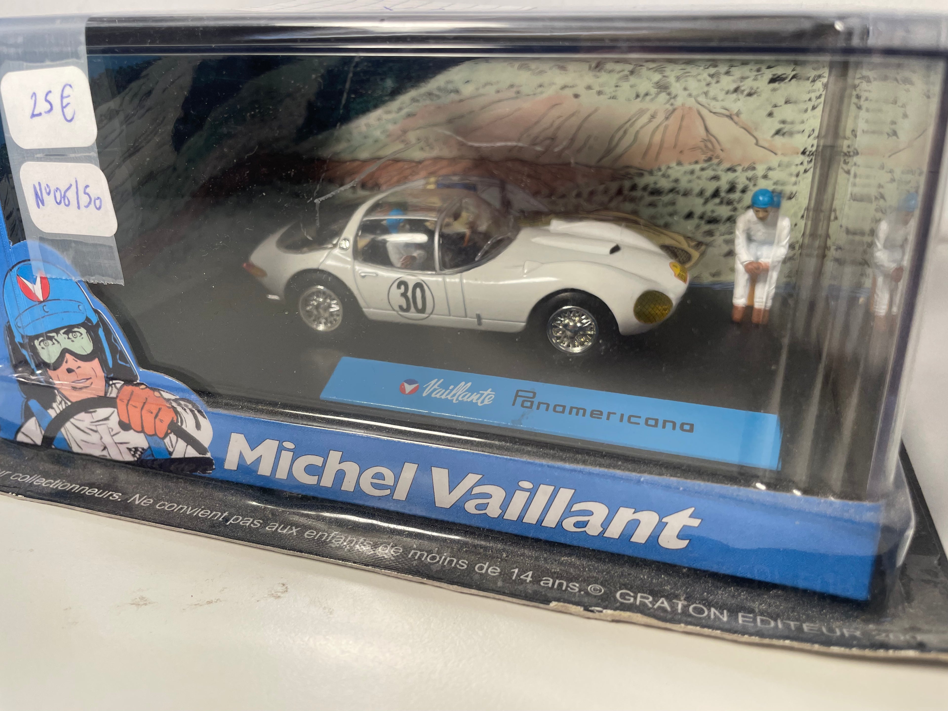 Voiture blanche numéro 30 Vaillante Panaméricana (Album le huitième pilote) - Bande Dessinée Michel Vaillant