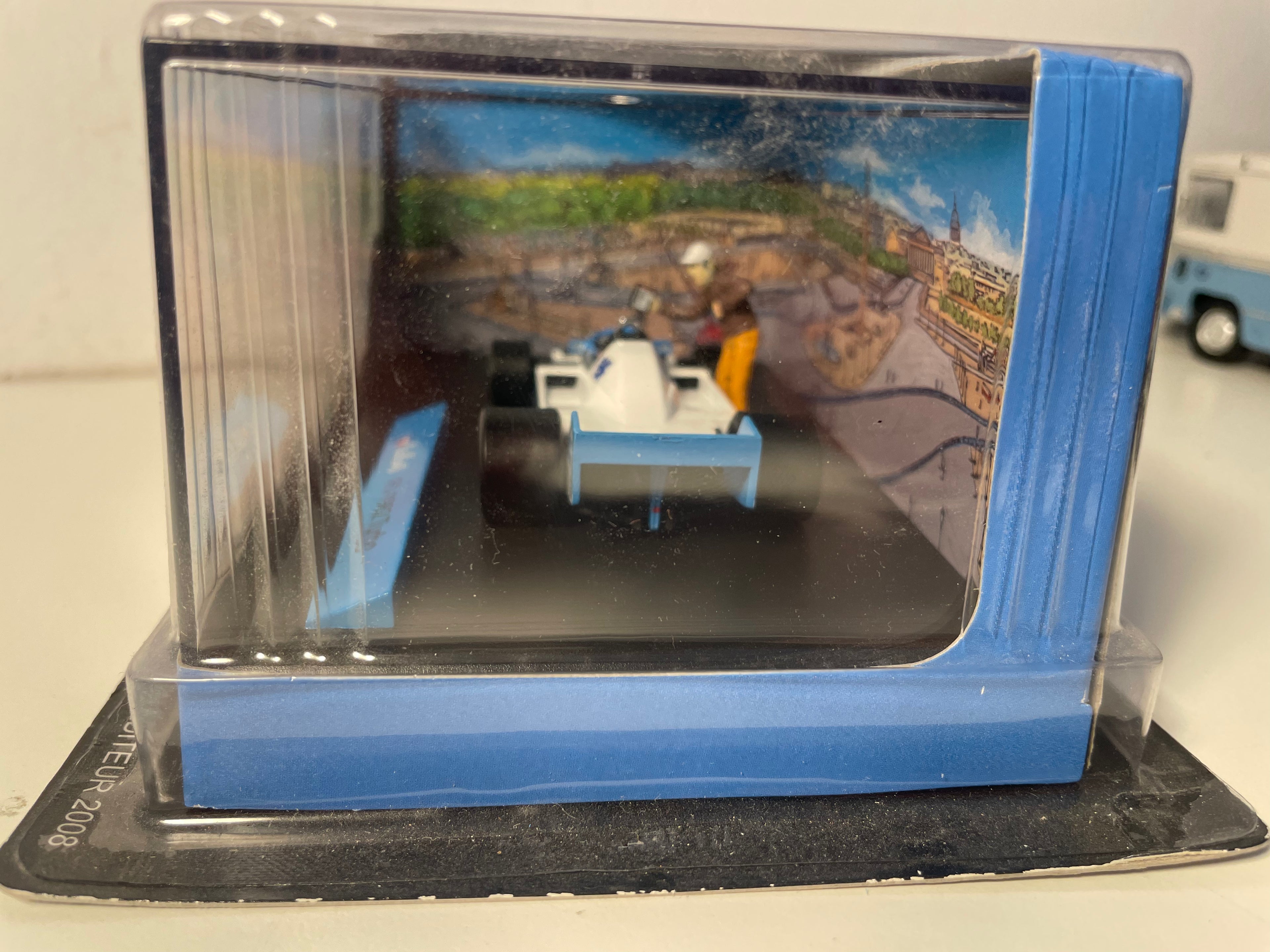 Voiture blanche et bleue numéro 3 (ou 5) Vaillante F1-1982 Turbo (Album 300 à l'heure dans Paris) - Bande Dessinée Michel Vaillant
