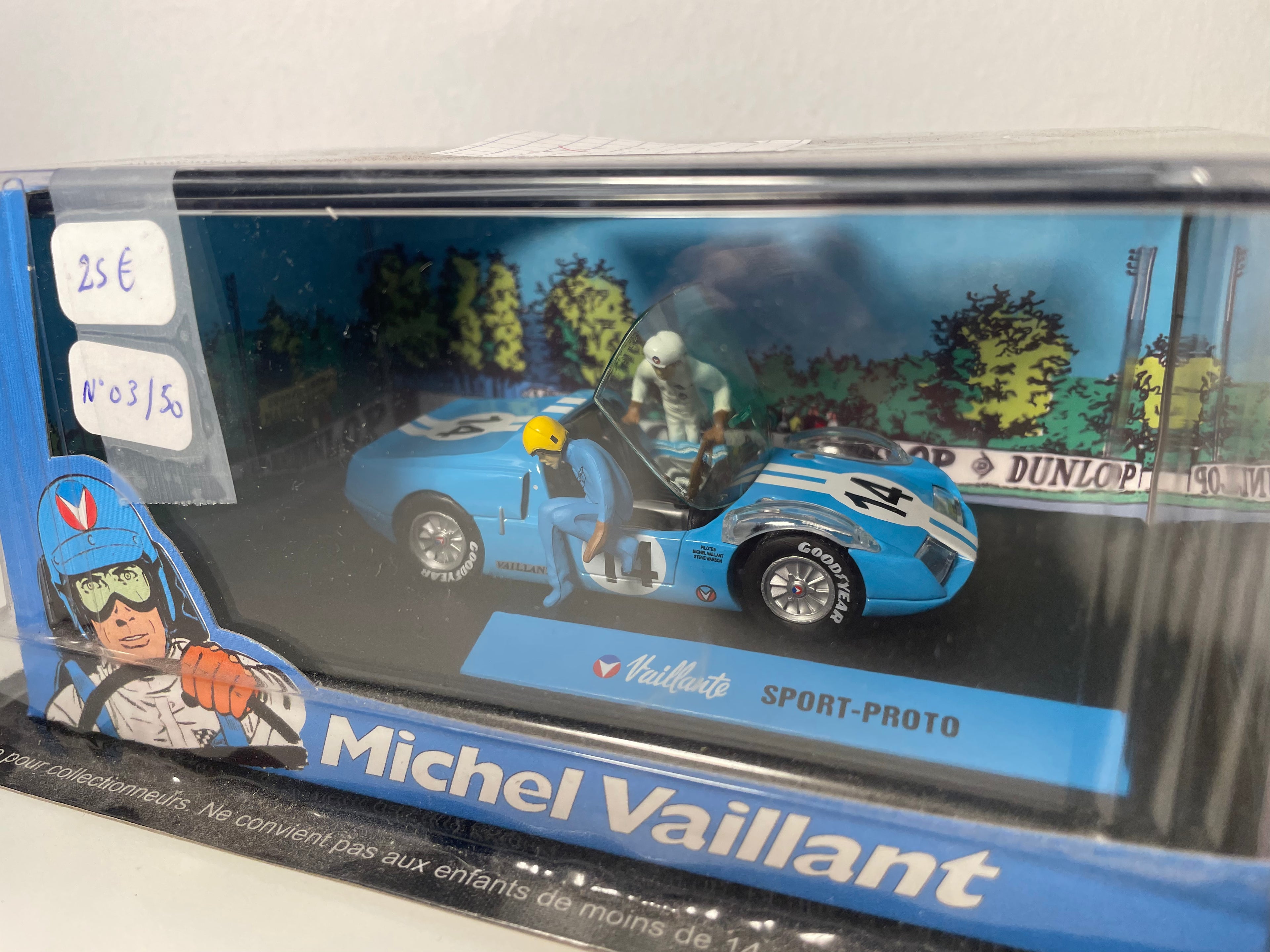 Bloé a wäiss Auto Nummer 14 Vaillante Sport-Proto (Album Concerto fir Piloten) - Comic Michel Vaillant