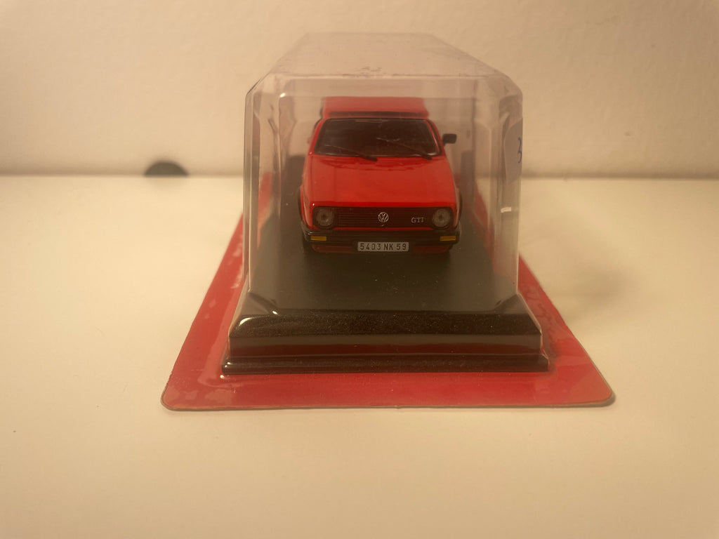Volkswagen Golf GTI w kolorze czerwonym z 1984 roku - Auto Plus