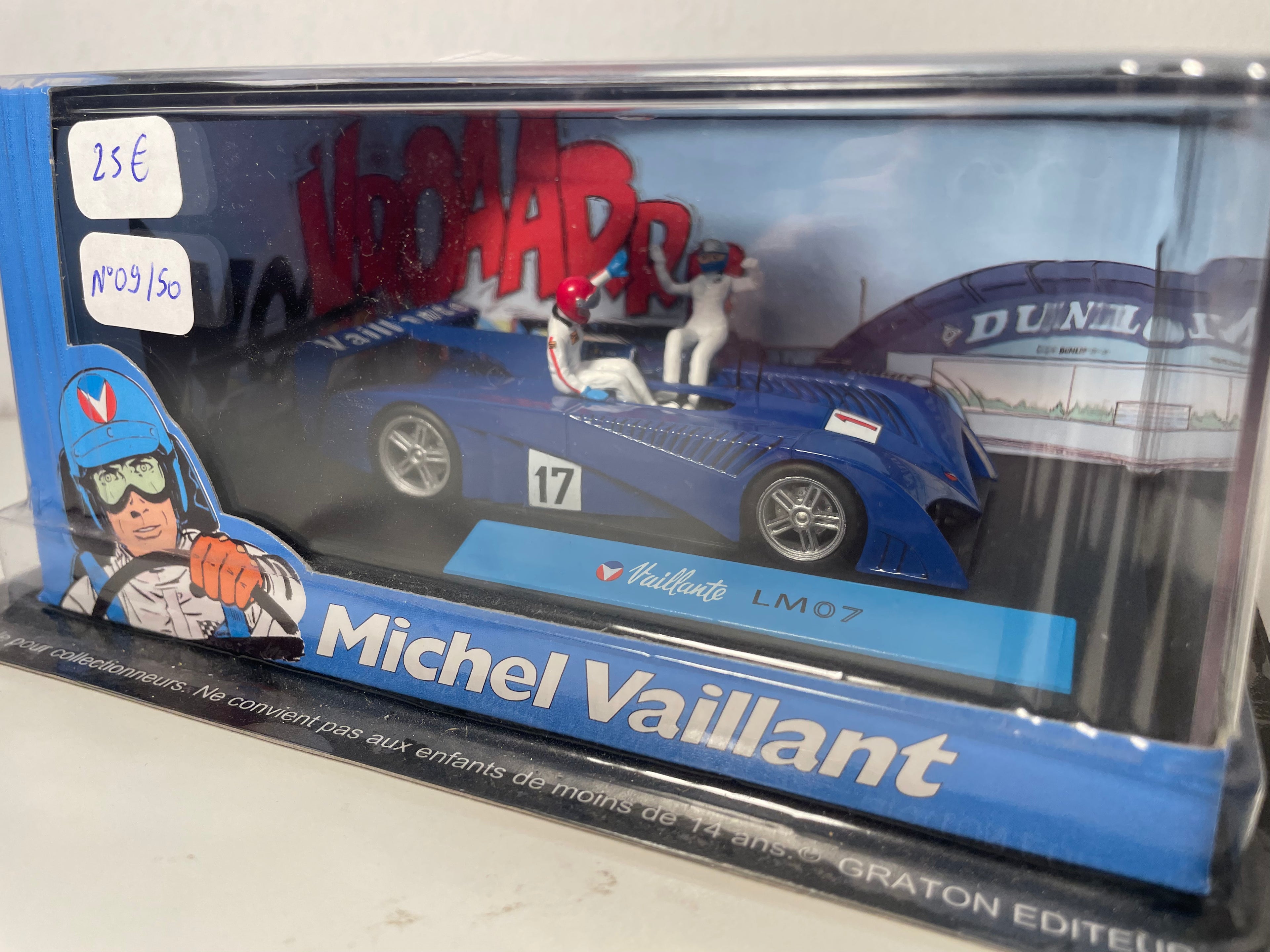 Dunkelblauen Auto Nummer 17 Vaillante LM07 (Album 24 Stonne Ënner Einfluss) - Comic Michel Vaillant