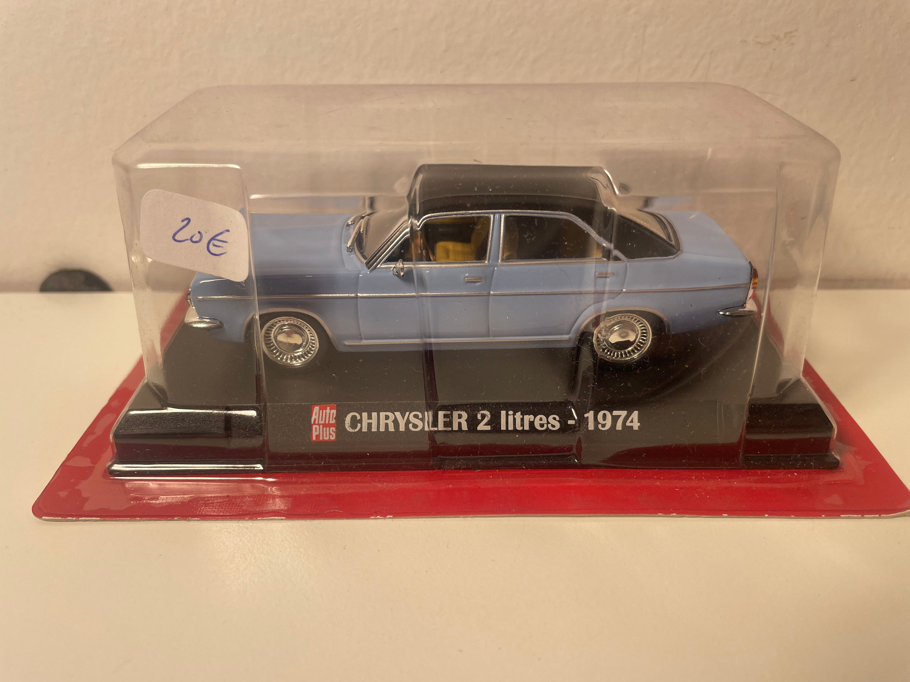Chrysler 2 litri blu e tetto nero del 1974 - Auto Plus