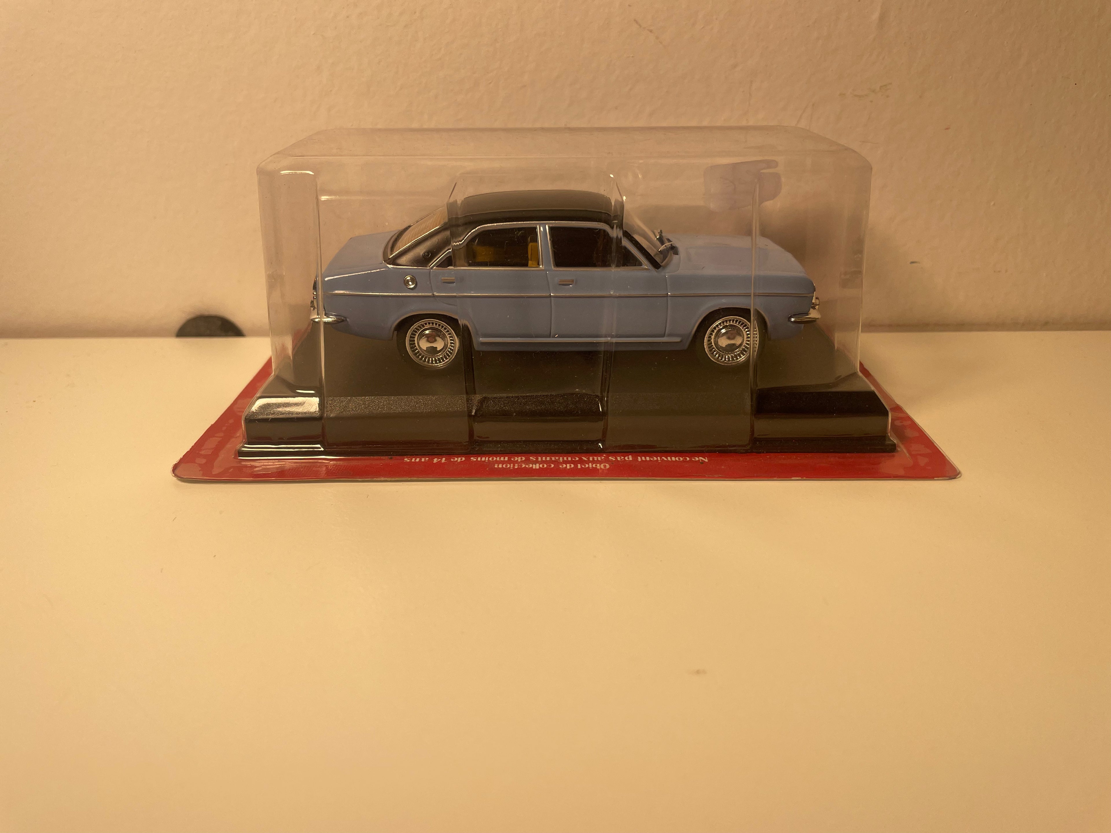 Chrysler 2 litri blu e tetto nero del 1974 - Auto Plus