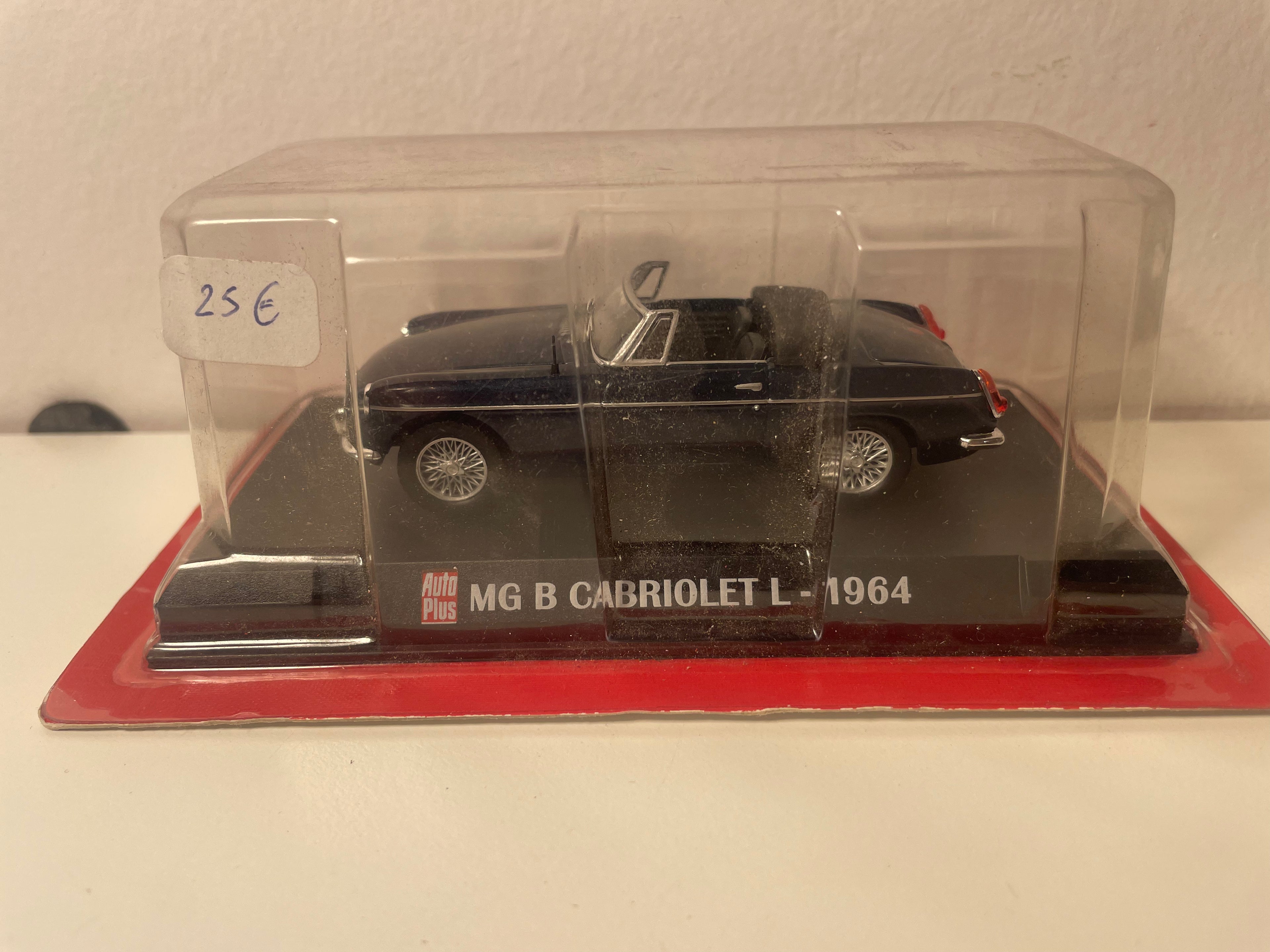 MGB cabriolet L w ciemnoniebieskim z 1964 roku - Auto Plus