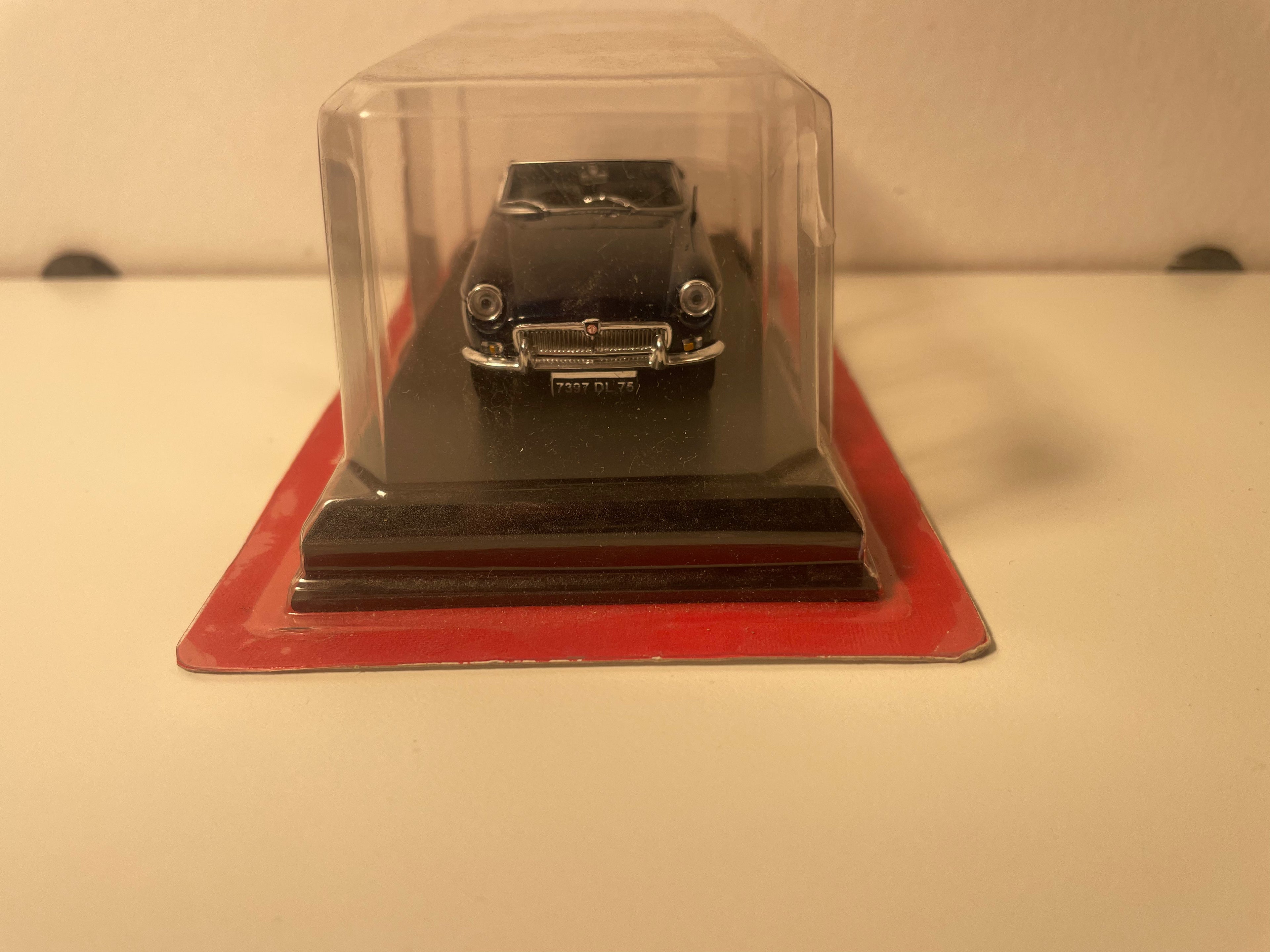 MGB cabriolet L w ciemnoniebieskim z 1964 roku - Auto Plus