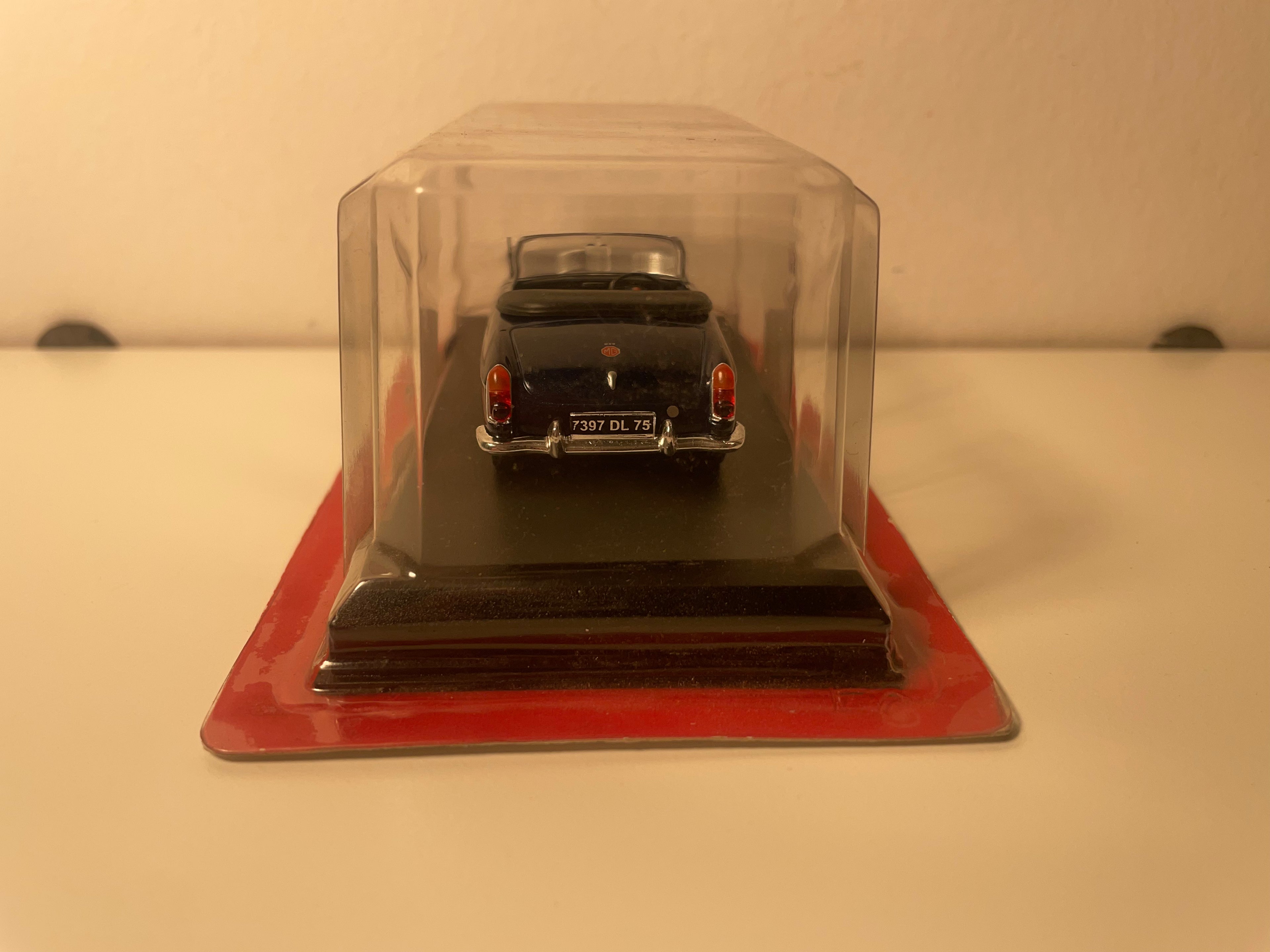 MGB cabriolet L w ciemnoniebieskim z 1964 roku - Auto Plus
