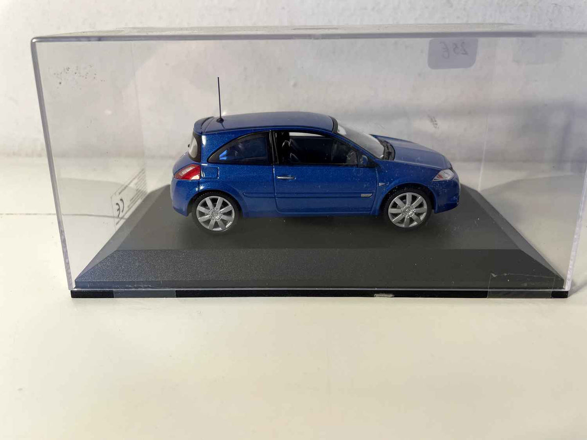 Renault Mégane sport bleue de 2004