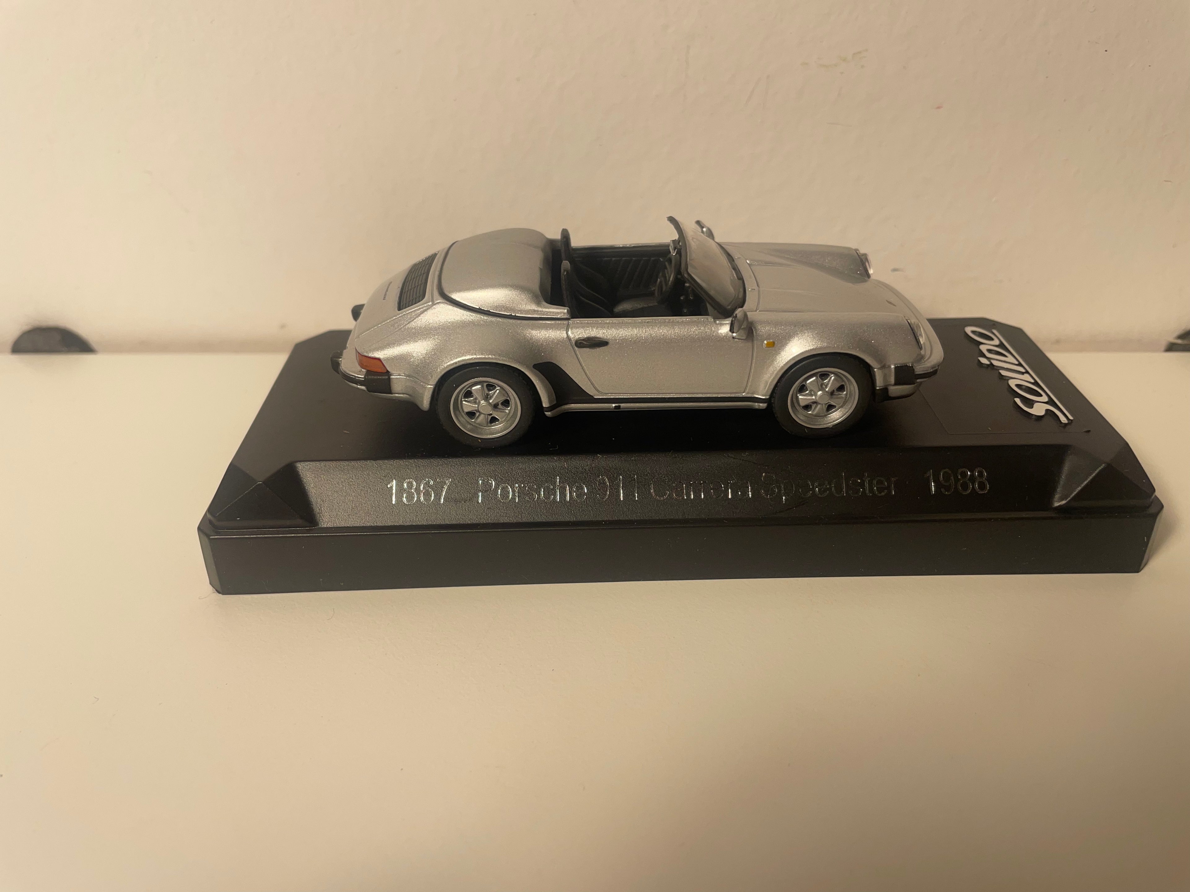 Porsche 911 Carrera Speedster gris aus 1988 - Solido Referenz 1867