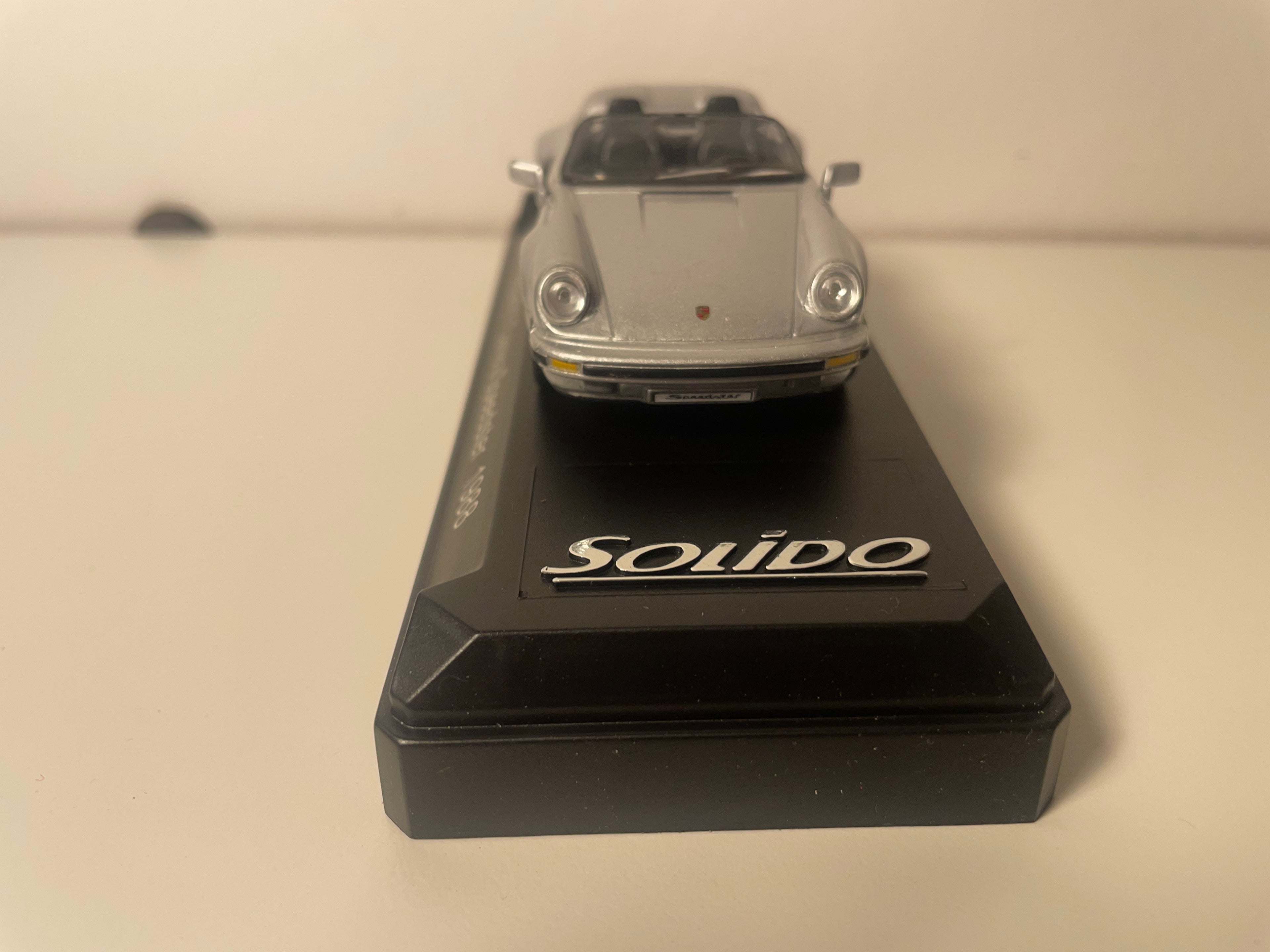 Porsche 911 Carrera Speedster gris aus 1988 - Solido Referenz 1867