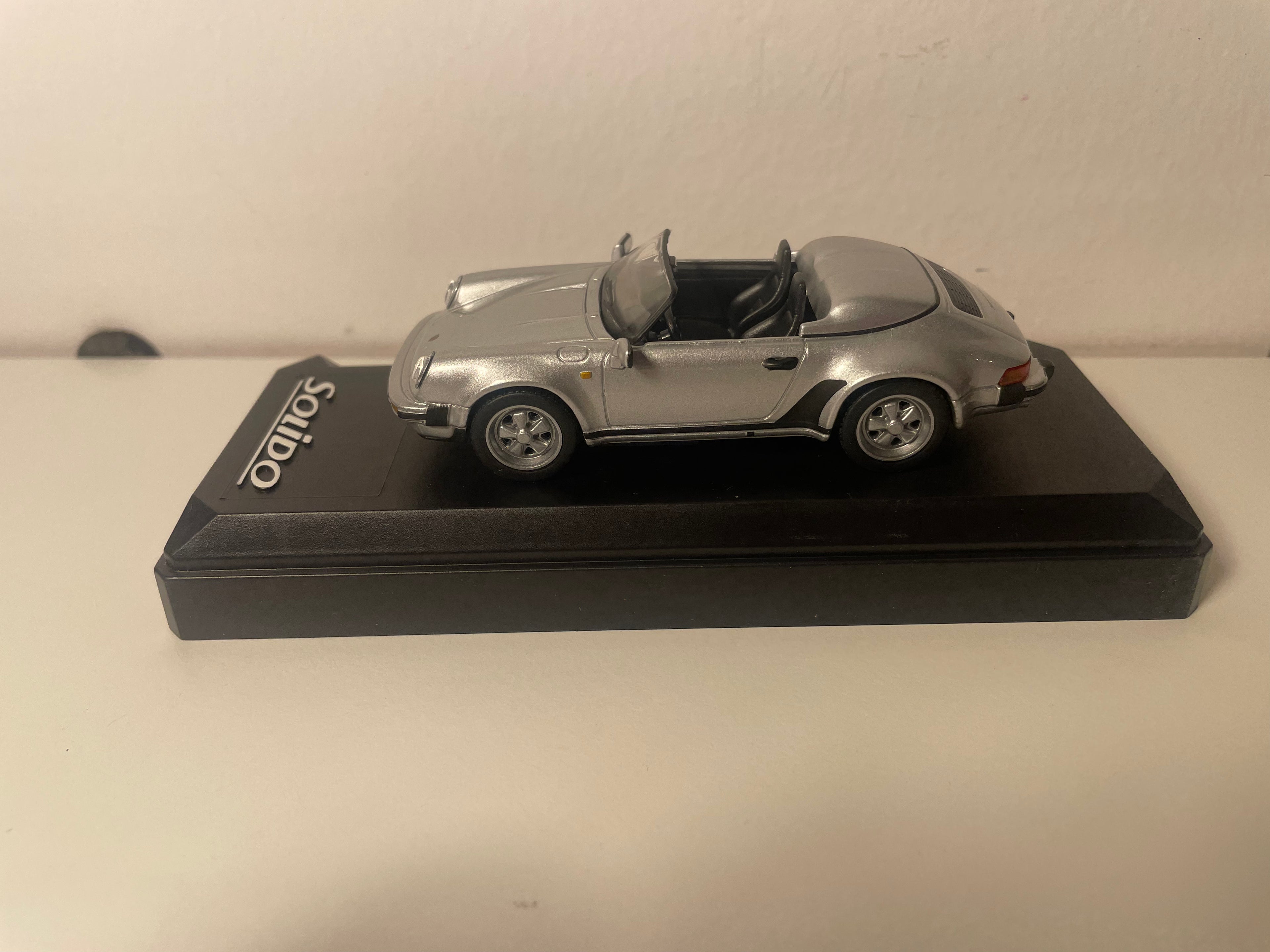 Porsche 911 Carrera Speedster gris aus 1988 - Solido Referenz 1867