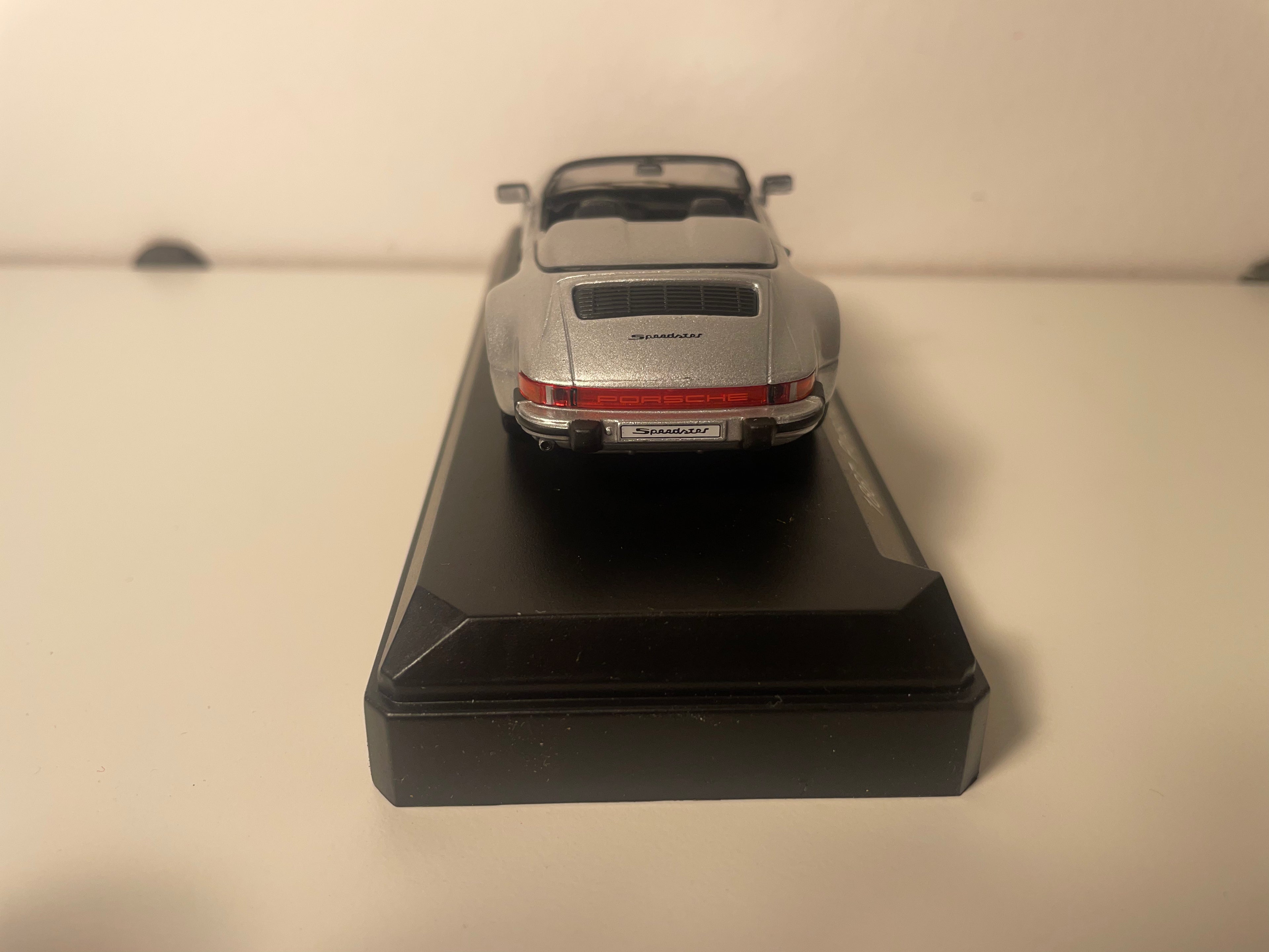 Porsche 911 Carrera Speedster gris aus 1988 - Solido Referenz 1867
