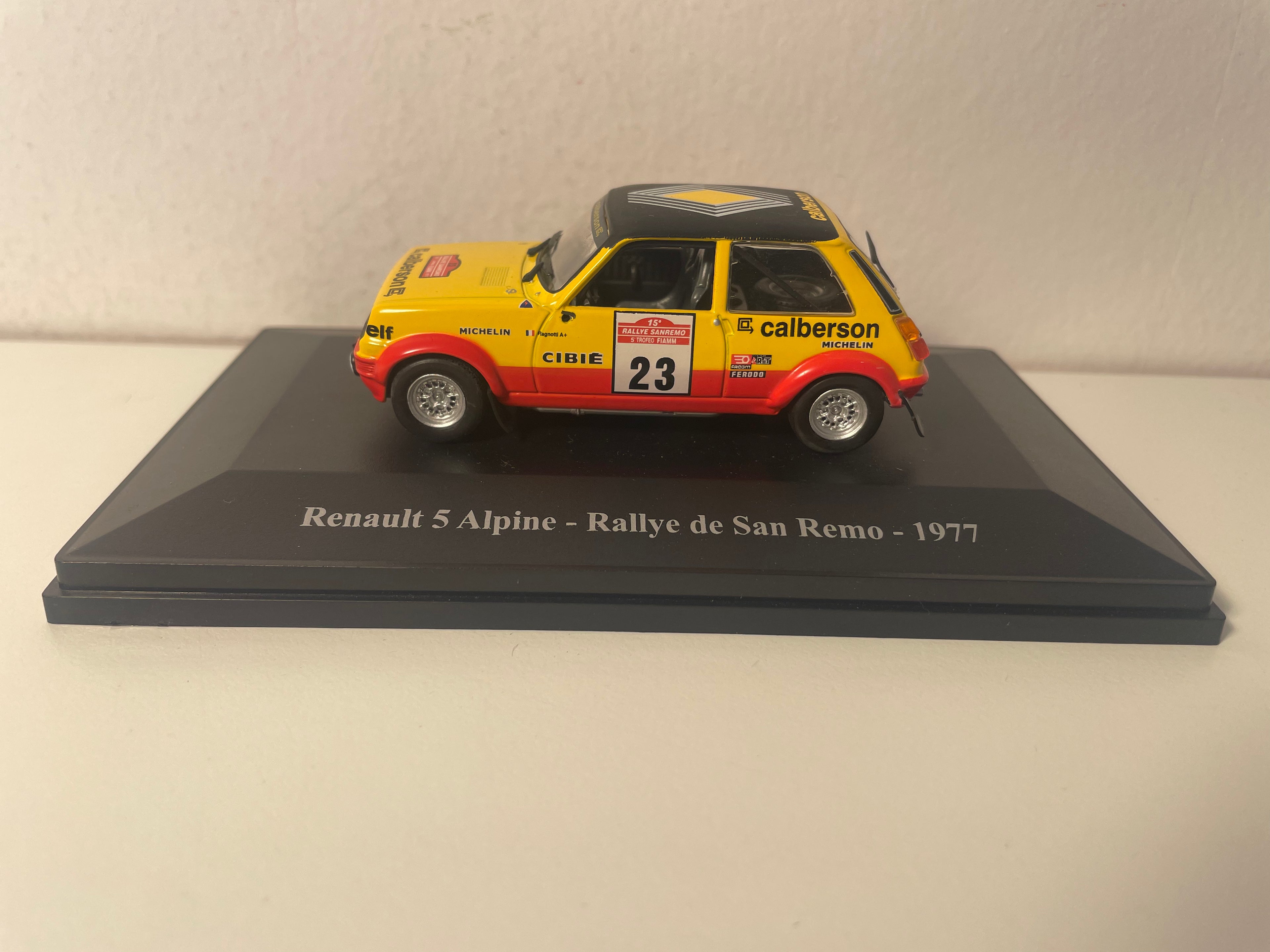 Renault 5 Alpine giel, schwaarz a rout Nummer 23 - Rallye vu San Rémo 1977 (blister)