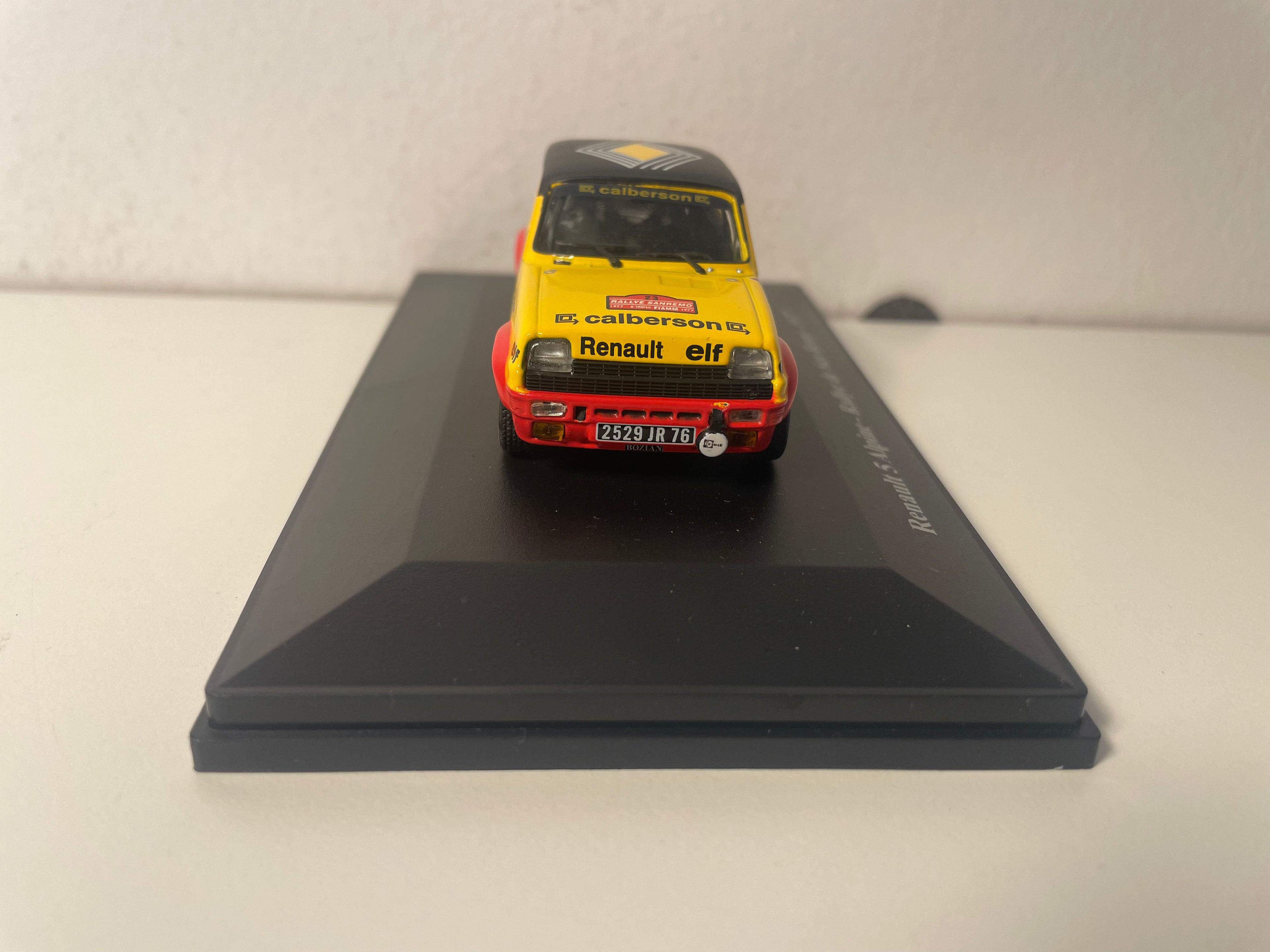 Renault 5 Alpine giel, schwaarz a rout Nummer 23 - Rallye vu San Rémo 1977 (blister)