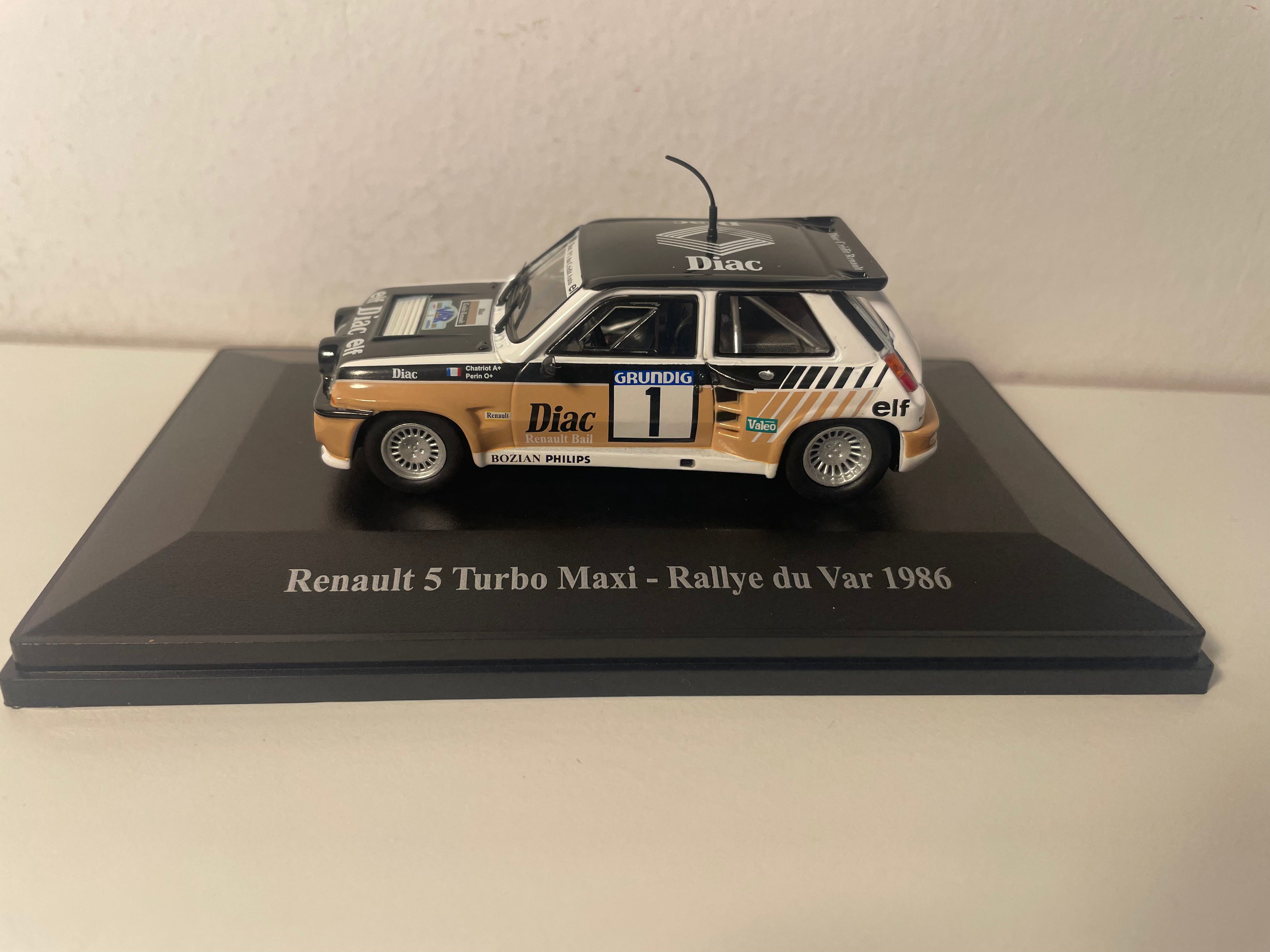 Renault 5 Turbo Maxi marron, blanche et noire numéro 1 - rallye du Var de 1986 (blister)