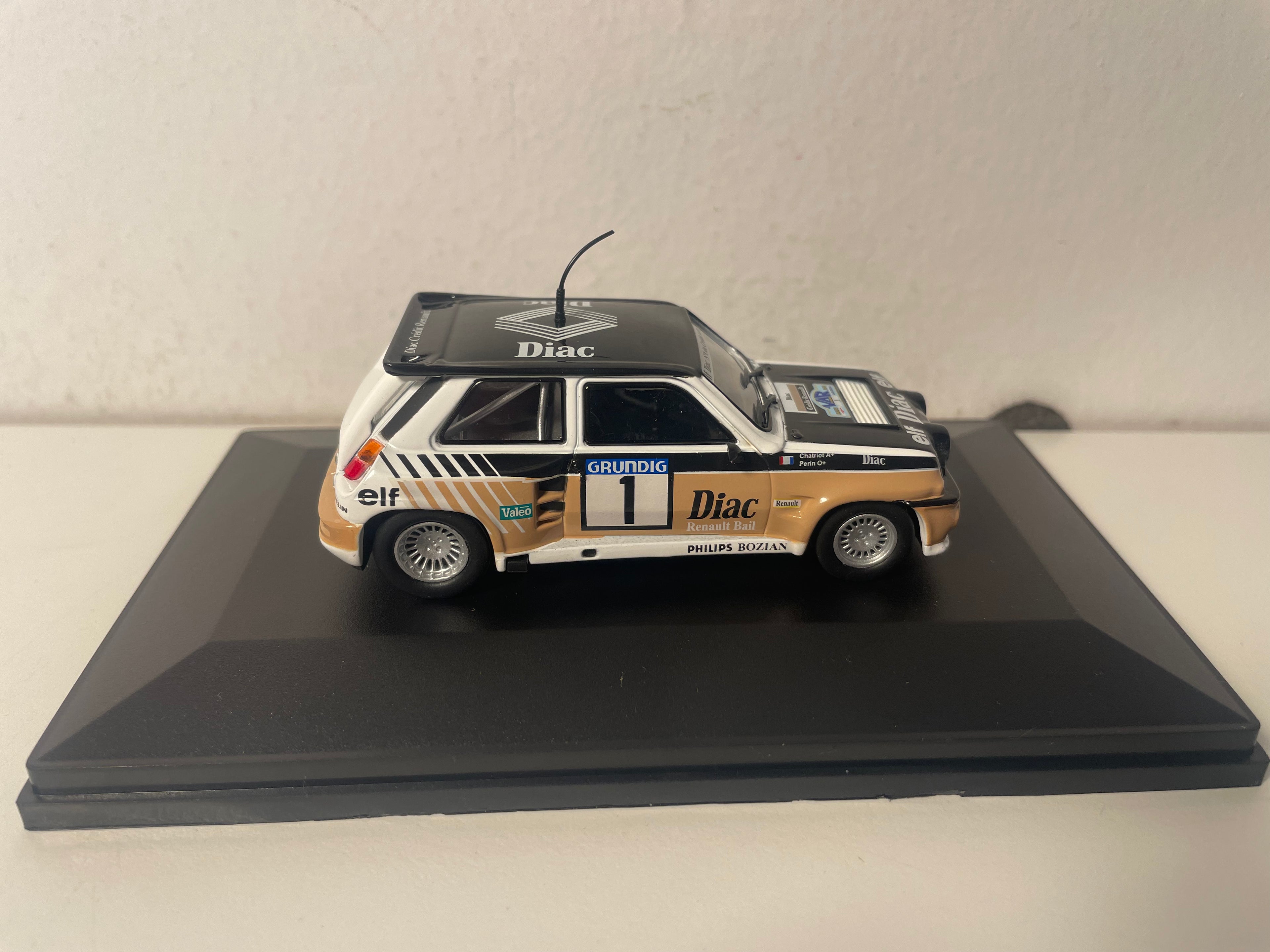 Renault 5 Turbo Maxi marron, blanche et noire numéro 1 - rallye du Var de 1986 (blister)
