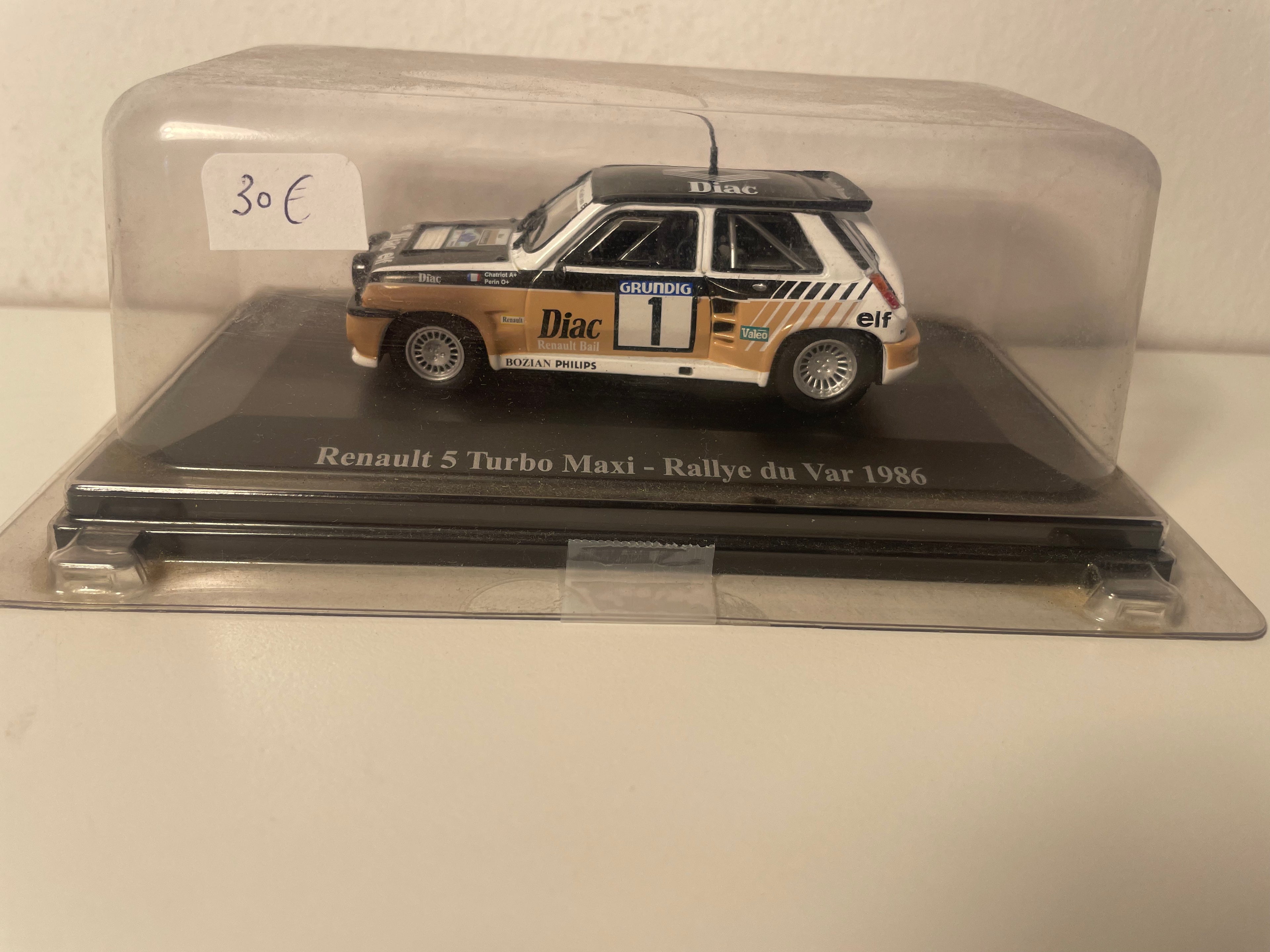 Renault 5 Turbo Maxi marron, blanche et noire numéro 1 - rallye du Var de 1986 (blister)