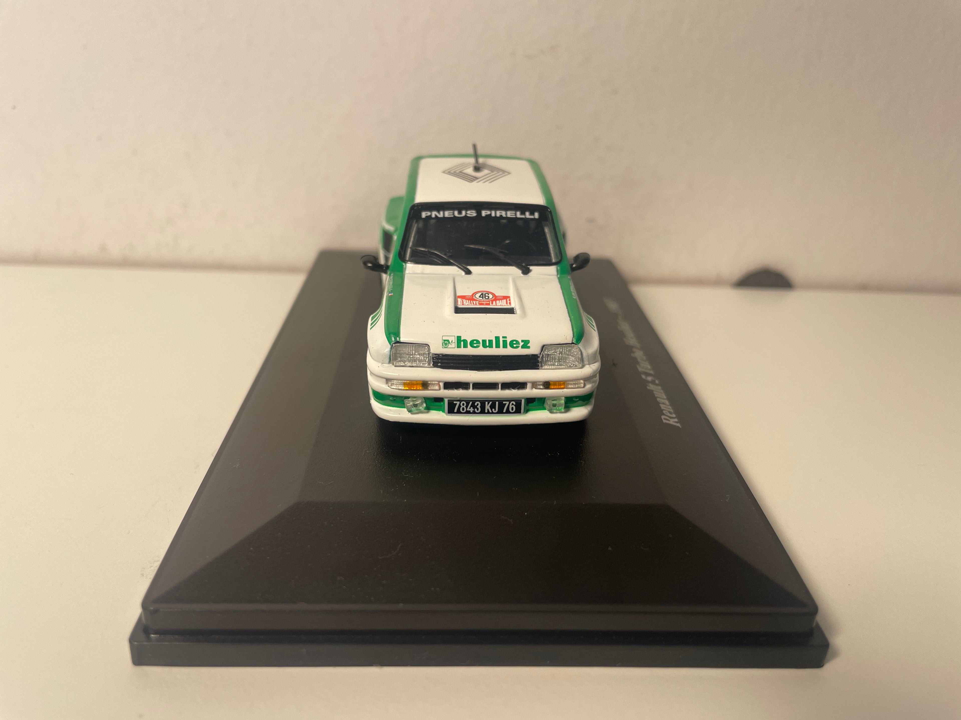 Renault 5 Turbo Heuliez verde y blanca con el número 46 de 1983 (blister)