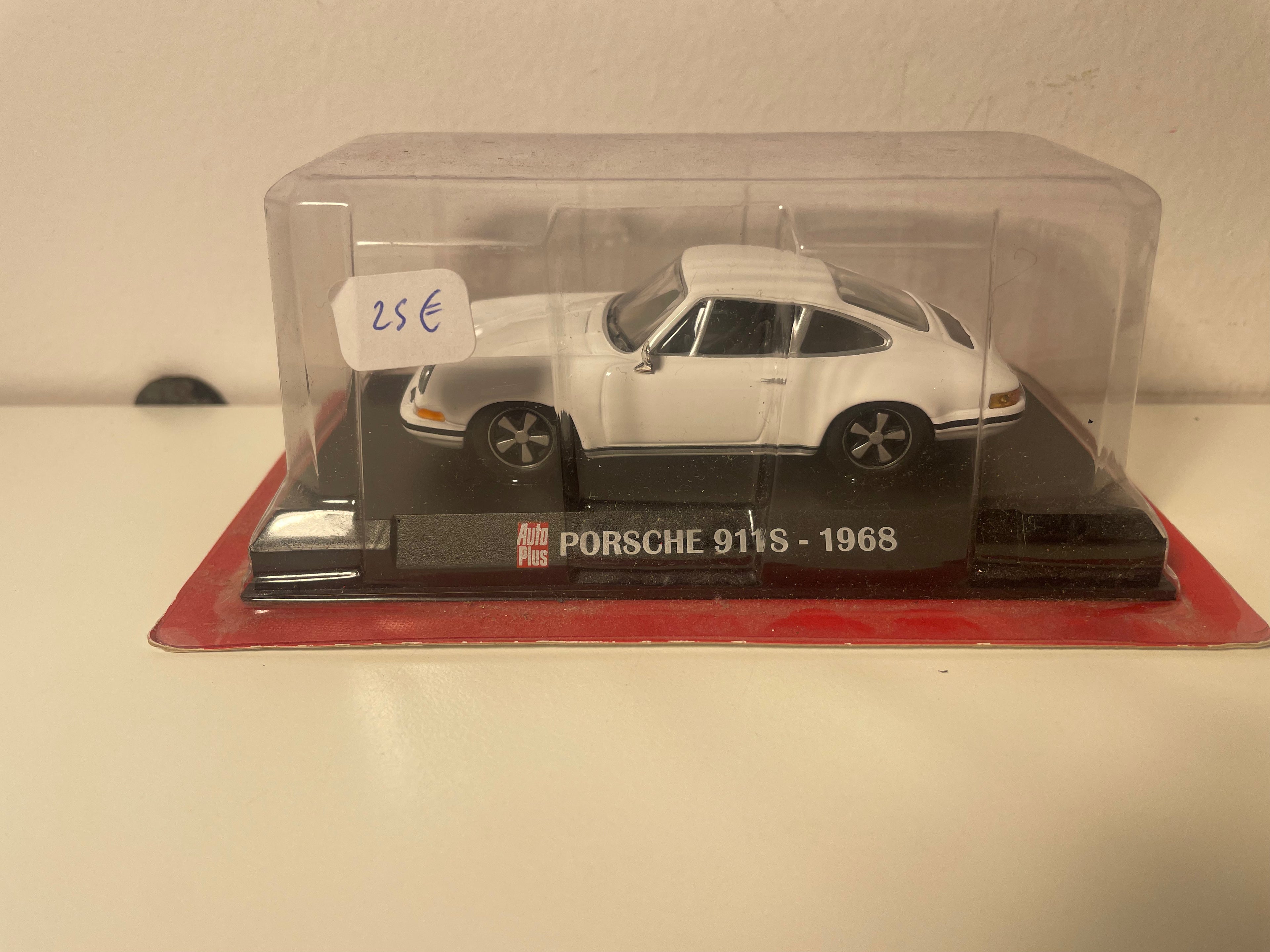 Porsche 911S wäiss vum 1968 - Auto Plus