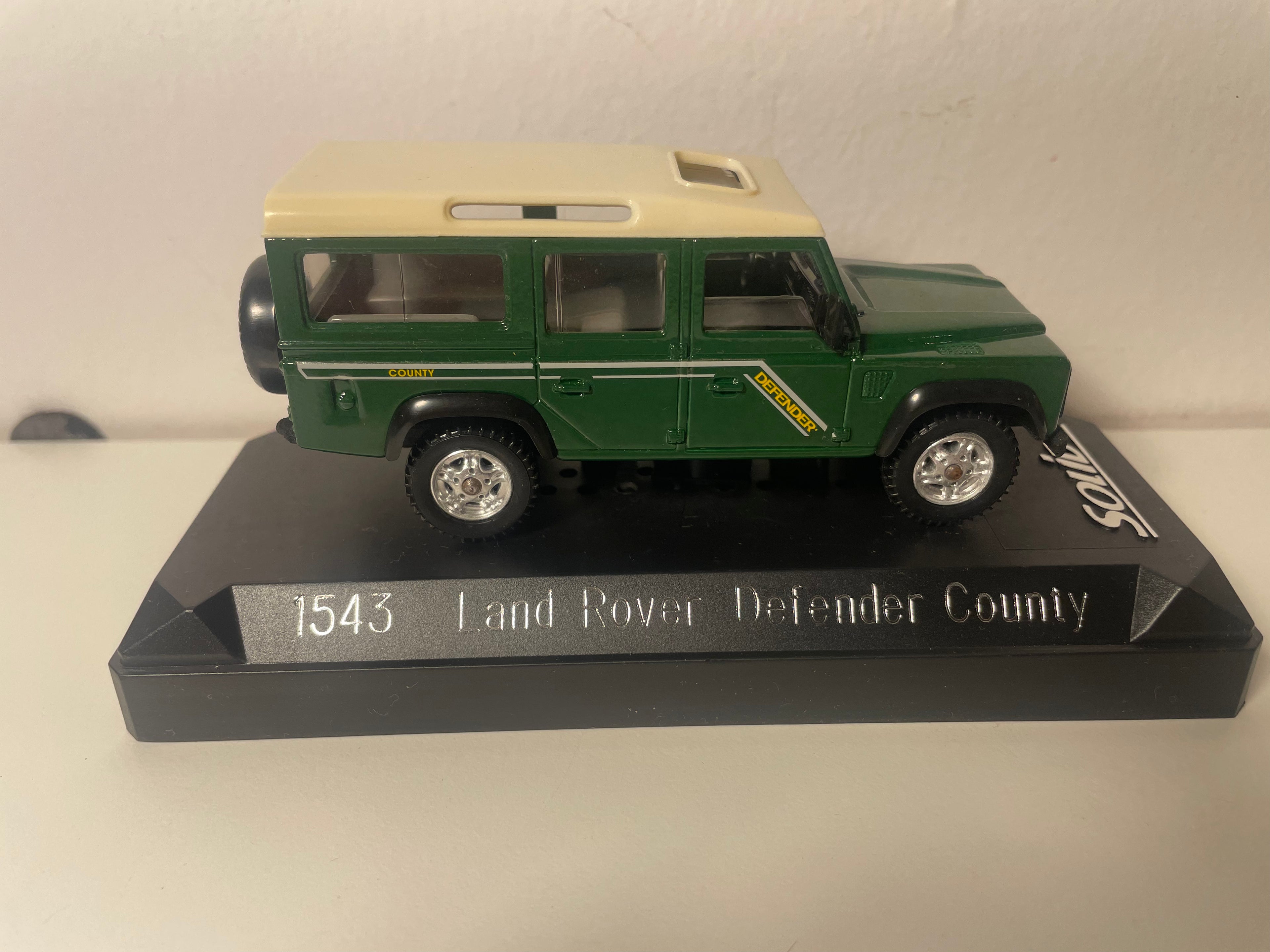 Land Rover Defender County vert - Solido référence 1543