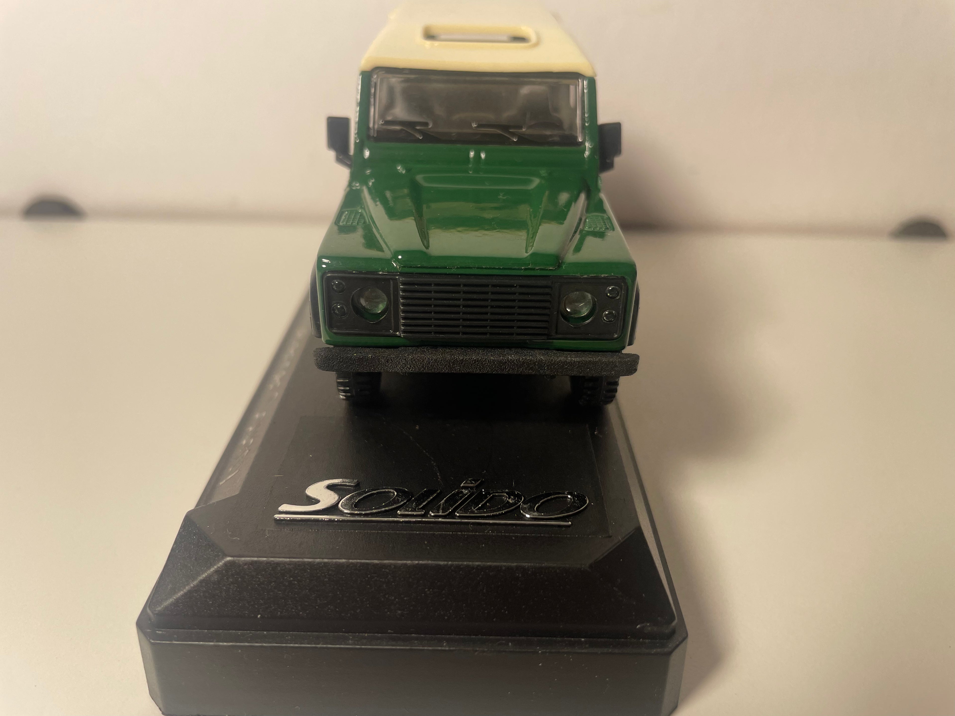 Land Rover Defender County vert - Solido référence 1543
