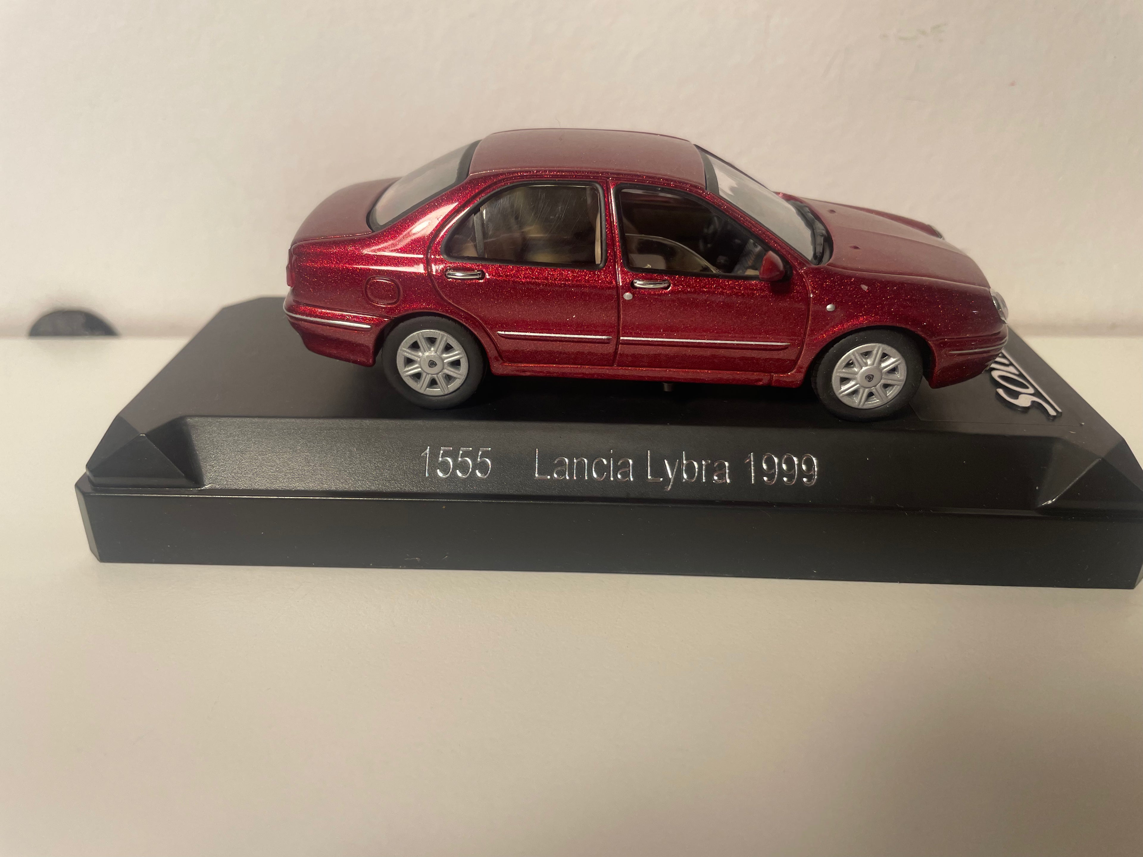 Lancia Lybra ciemnoczerwona/bordowa z 1999 roku - Solido referencja 1555