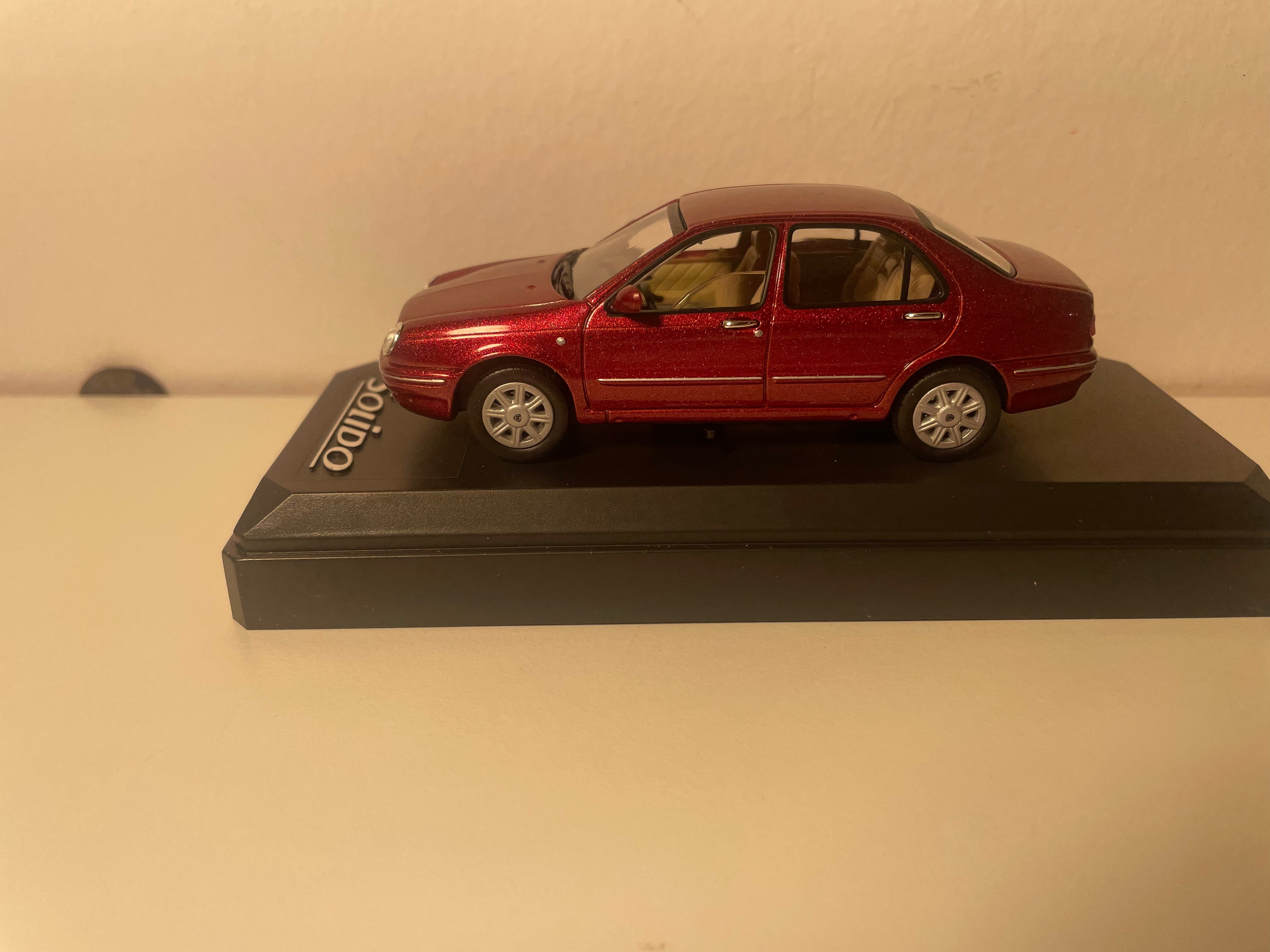Lancia Lybra ciemnoczerwona/bordowa z 1999 roku - Solido referencja 1555
