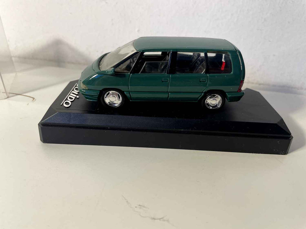 Renault espace verde (Solido referencia 1522) con caja de cartón violeta