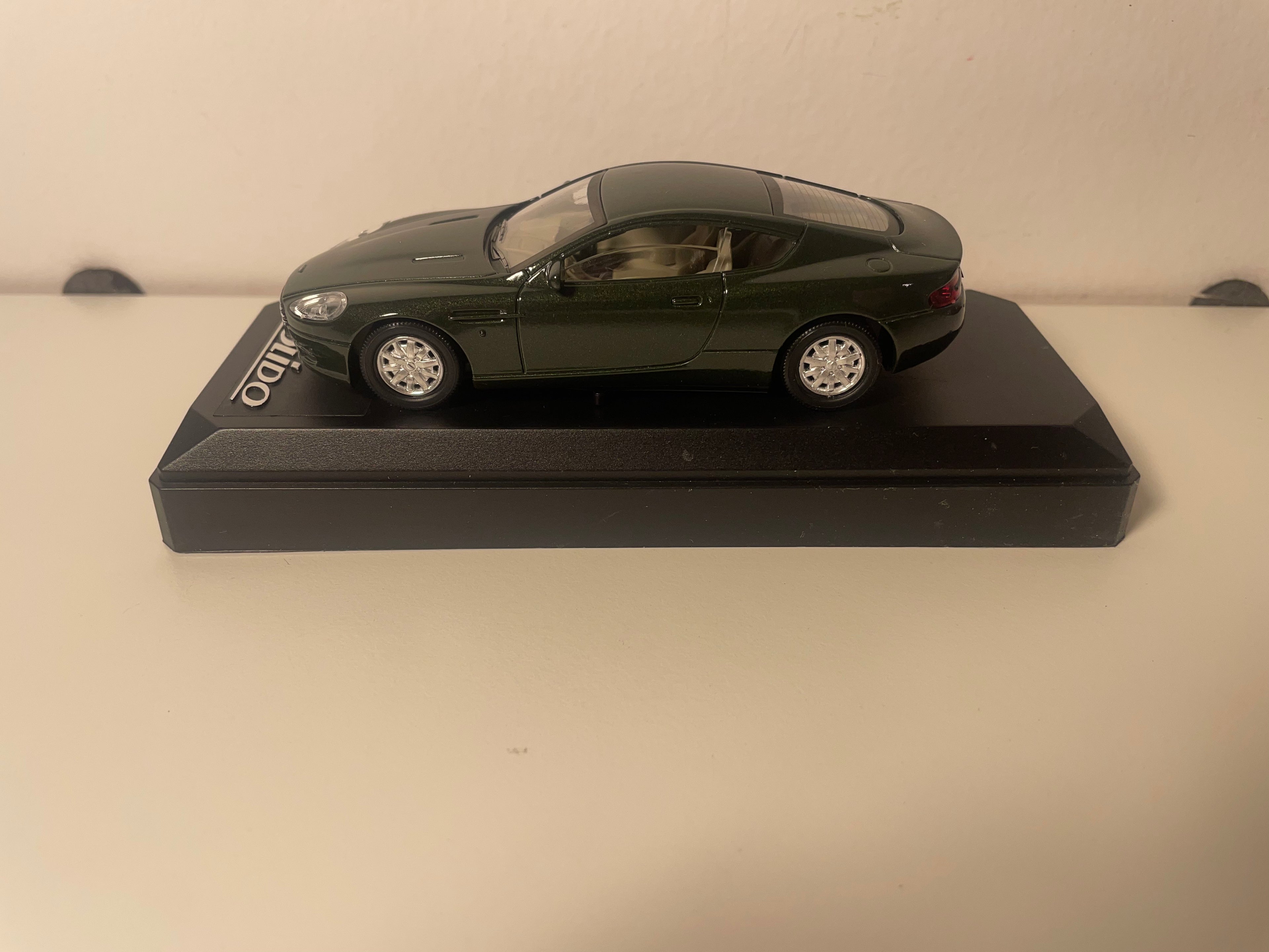 Aston Martin db9 gréng - Solido Referenz 15100