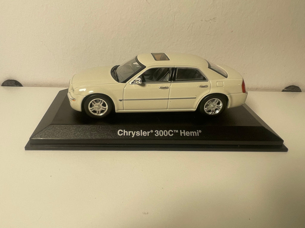 Chrysler 300C Hemi w kolorze białym? (zaznaczono kolor waniliowy na etykiecie) - NOREV