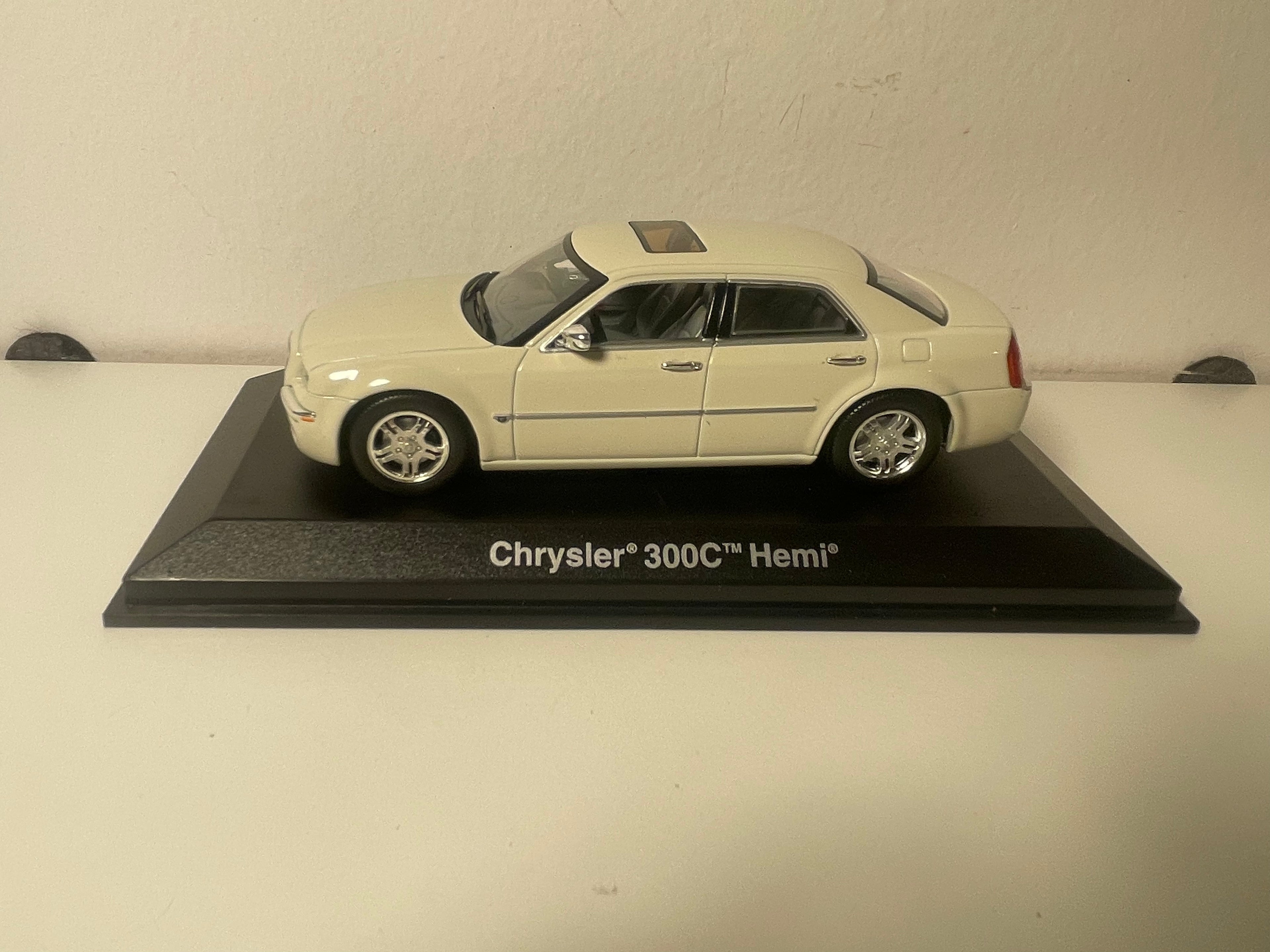 Chrysler 300C Hemi bianca? (indicato colore vaniglia sull'etichetta) - NOREV