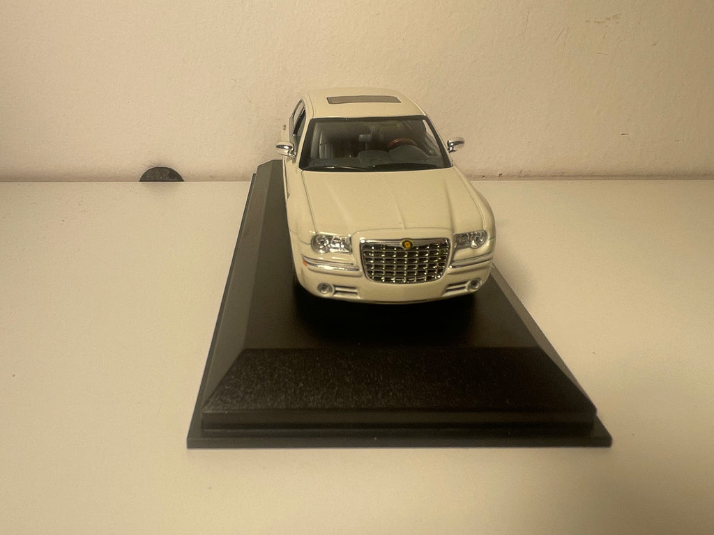 Chrysler 300C Hemi w kolorze białym? (zaznaczono kolor waniliowy na etykiecie) - NOREV