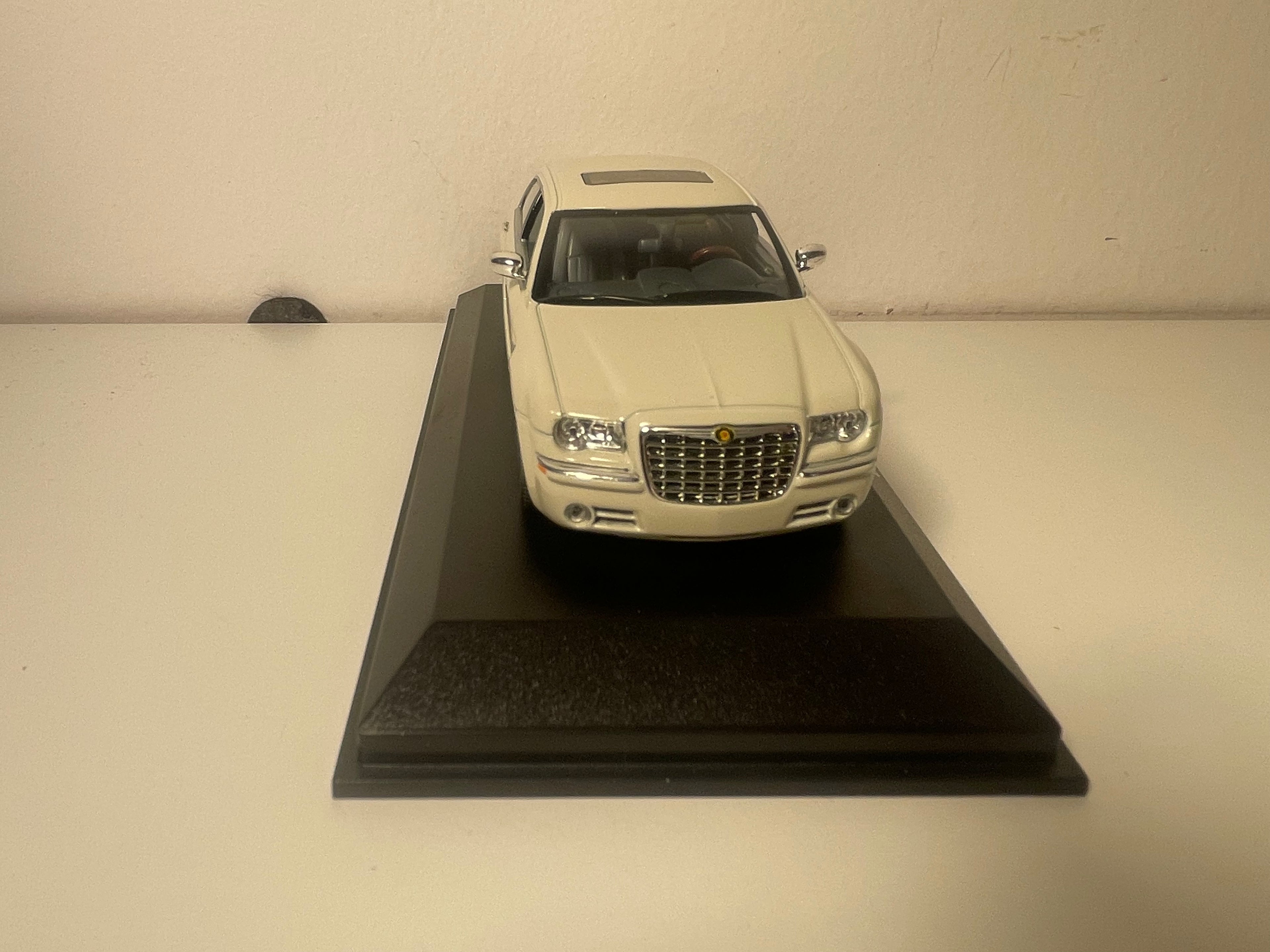 Chrysler 300C Hemi bianca? (indicato colore vaniglia sull'etichetta) - NOREV