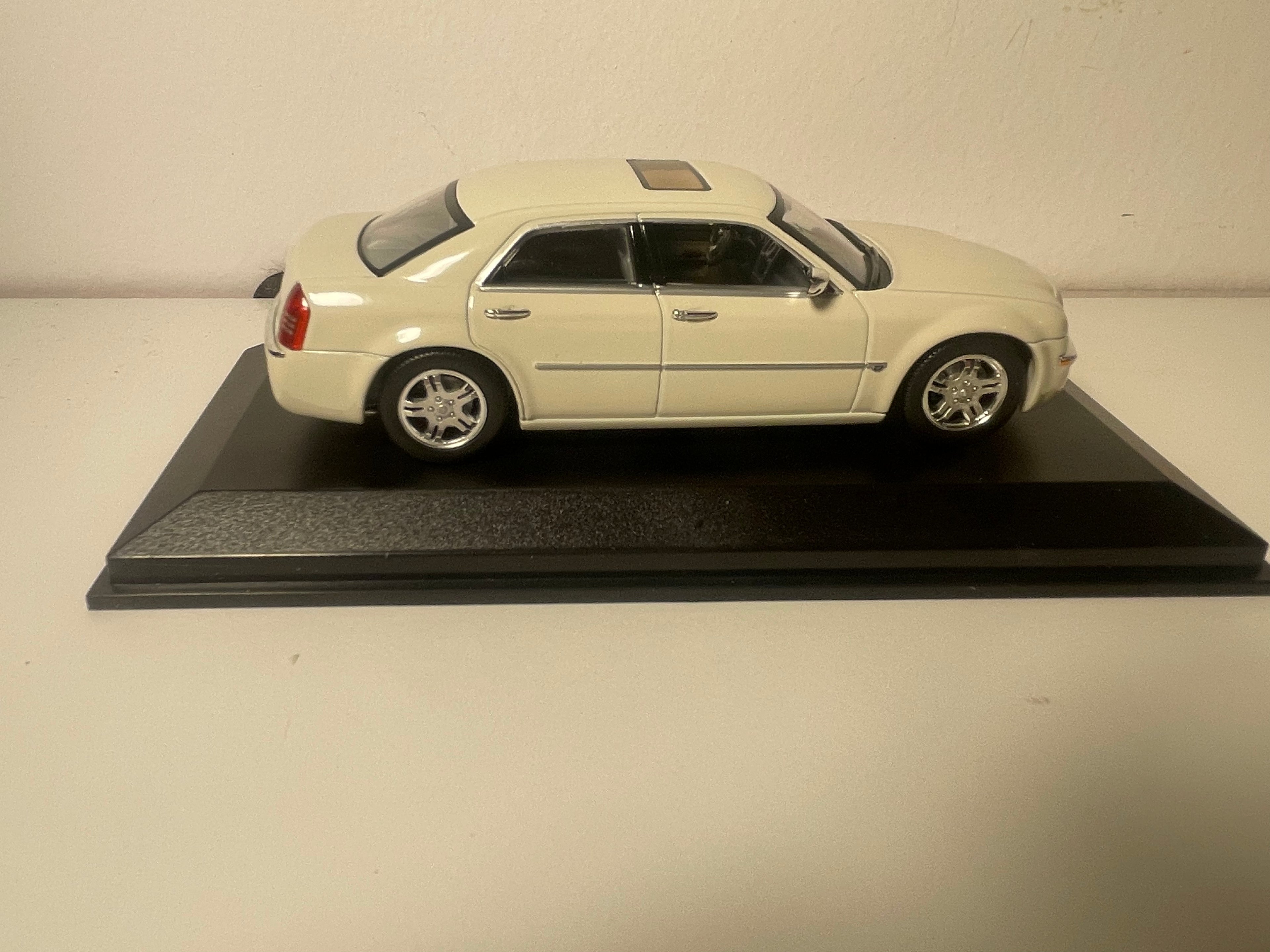 Chrysler 300C Hemi bianca? (indicato colore vaniglia sull'etichetta) - NOREV