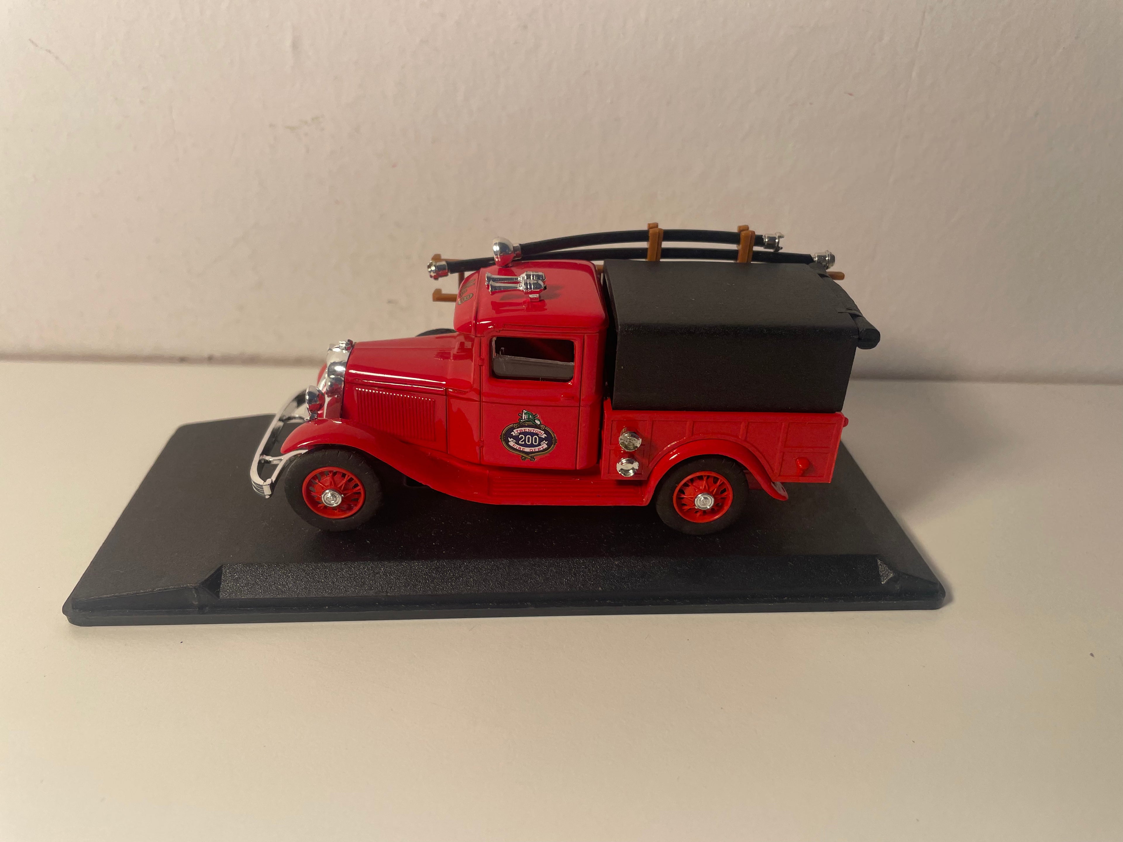 Ford V8 czerwony POMPIERS z 1934 roku - ELIGOR