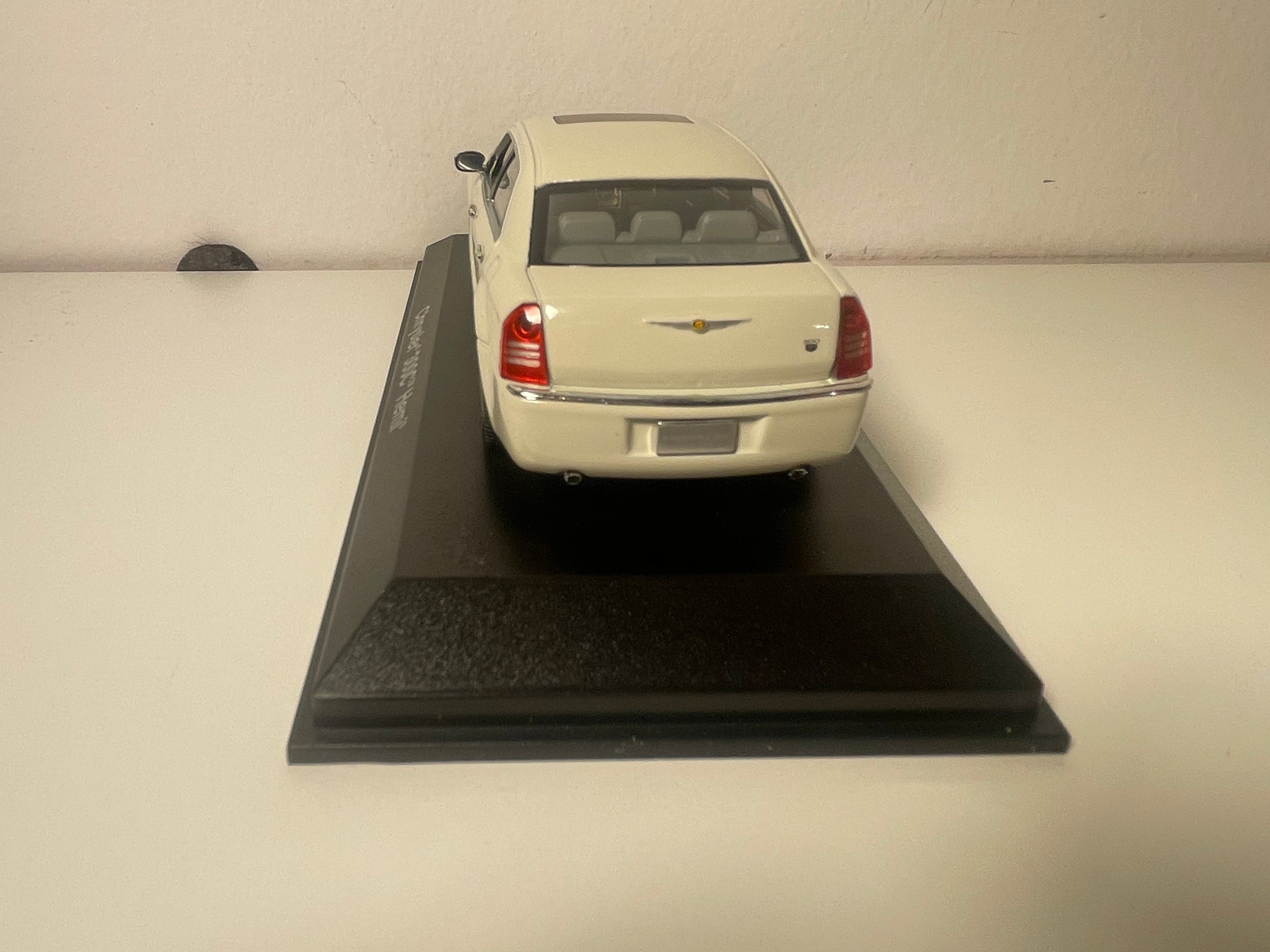 Chrysler 300C Hemi bianca? (indicato colore vaniglia sull'etichetta) - NOREV