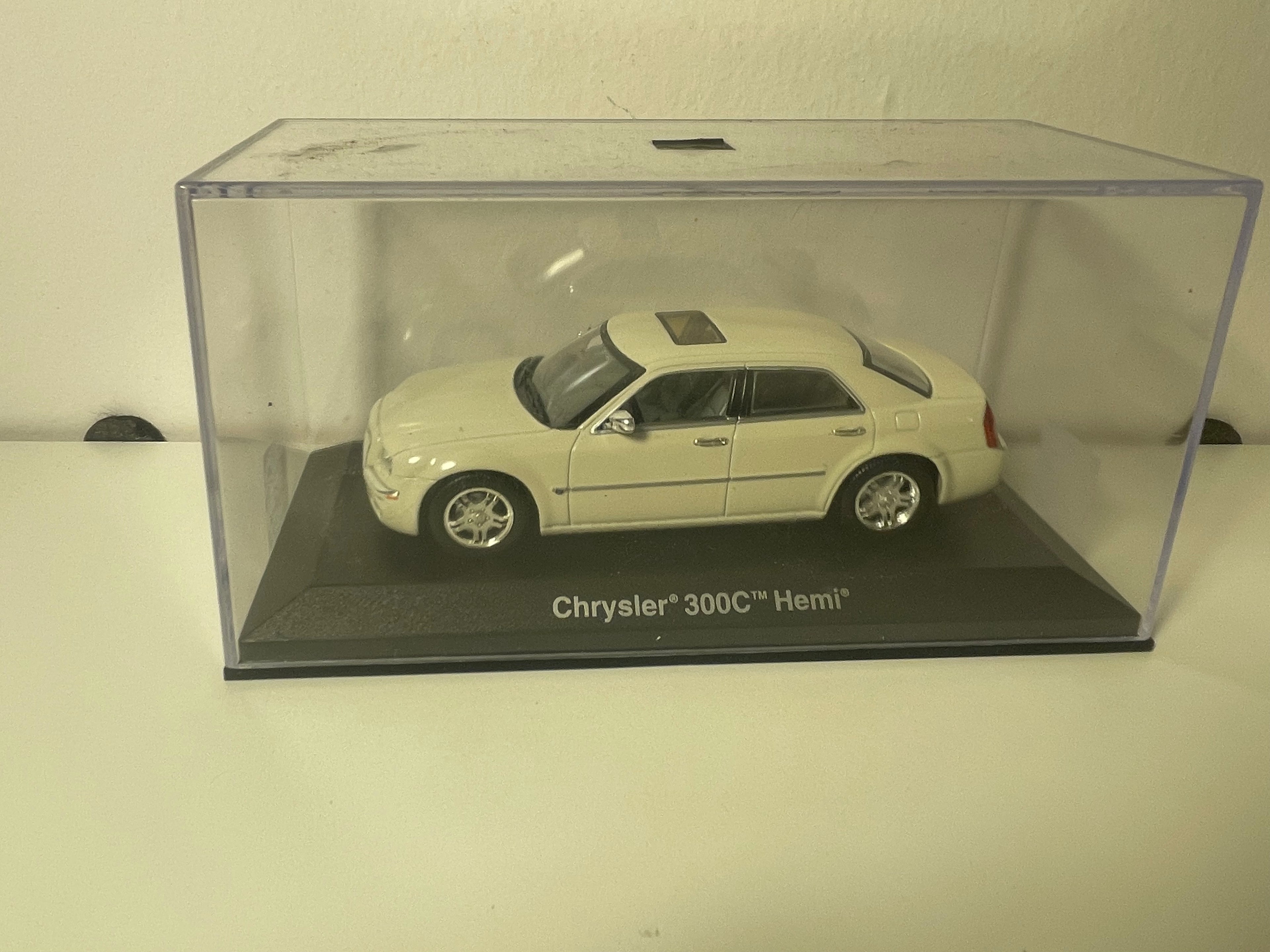 Chrysler 300C Hemi bianca? (indicato colore vaniglia sull'etichetta) - NOREV
