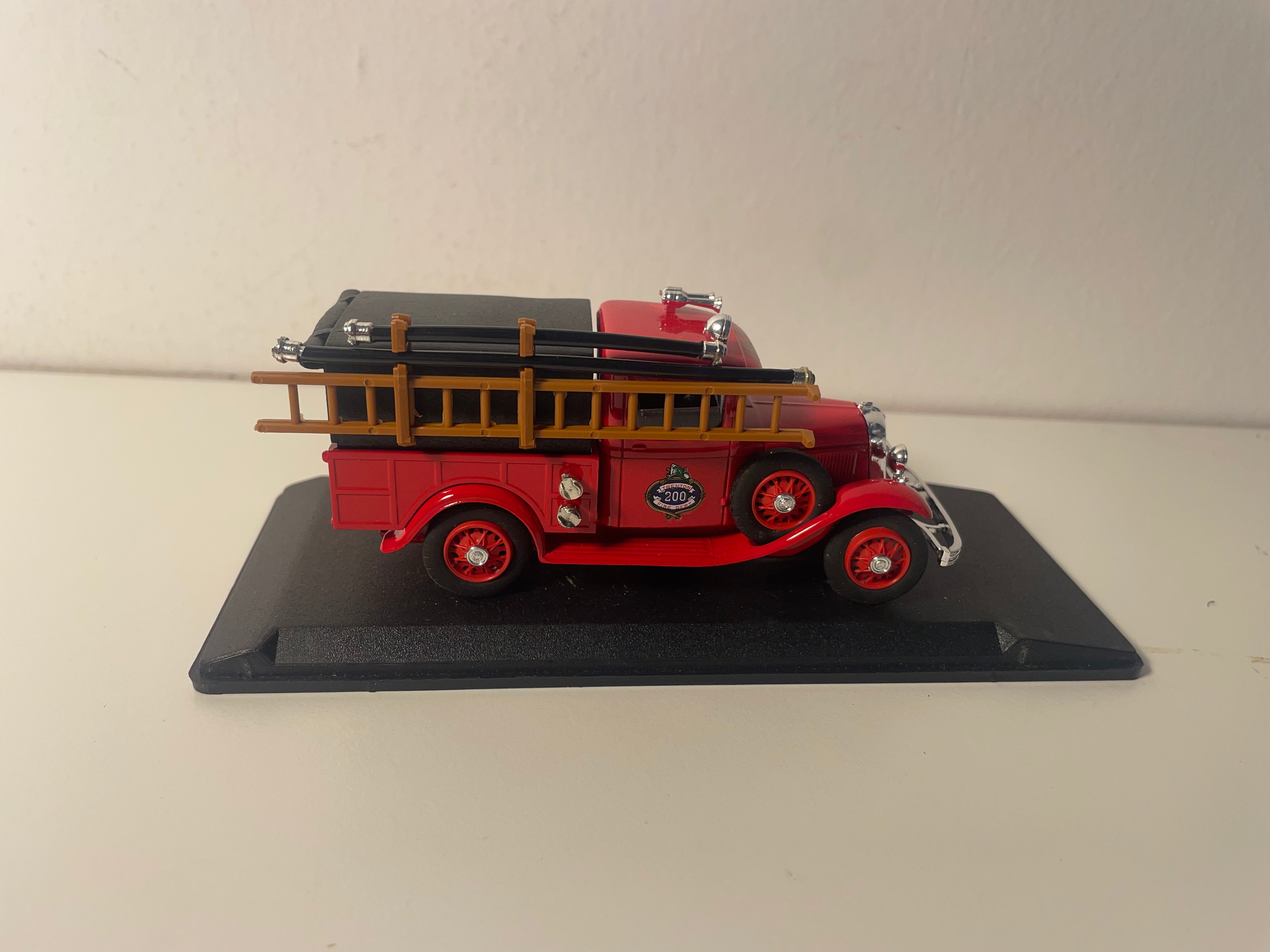 Ford V8 czerwony POMPIERS z 1934 roku - ELIGOR