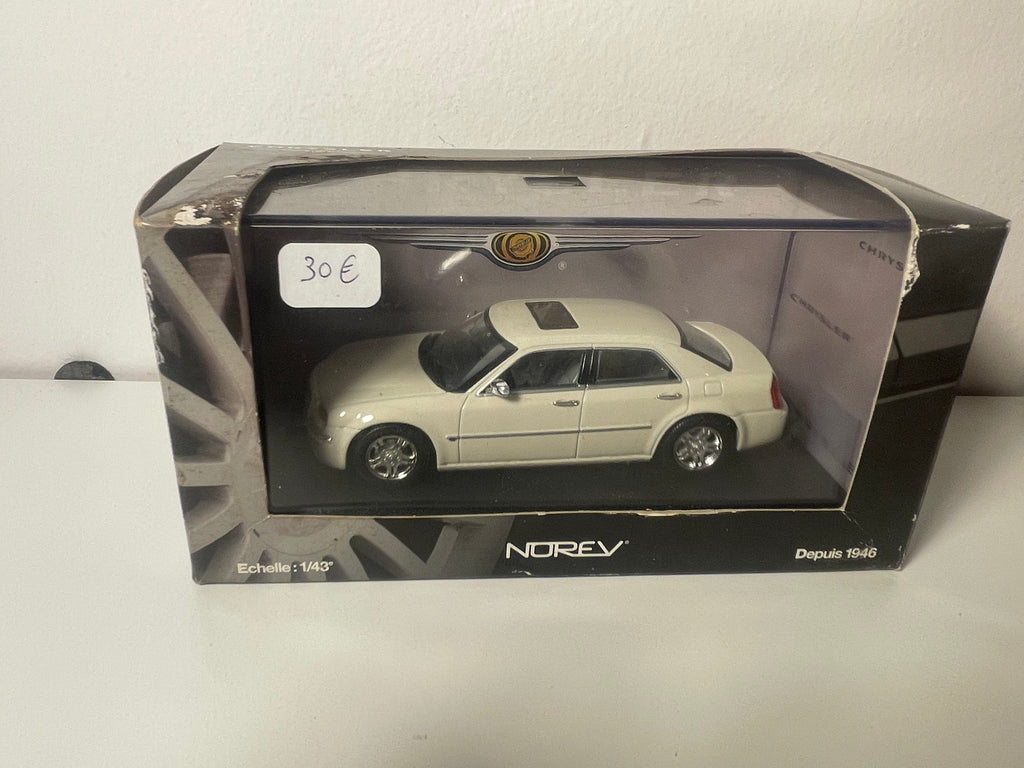 Chrysler 300C Hemi w kolorze białym? (zaznaczono kolor waniliowy na etykiecie) - NOREV