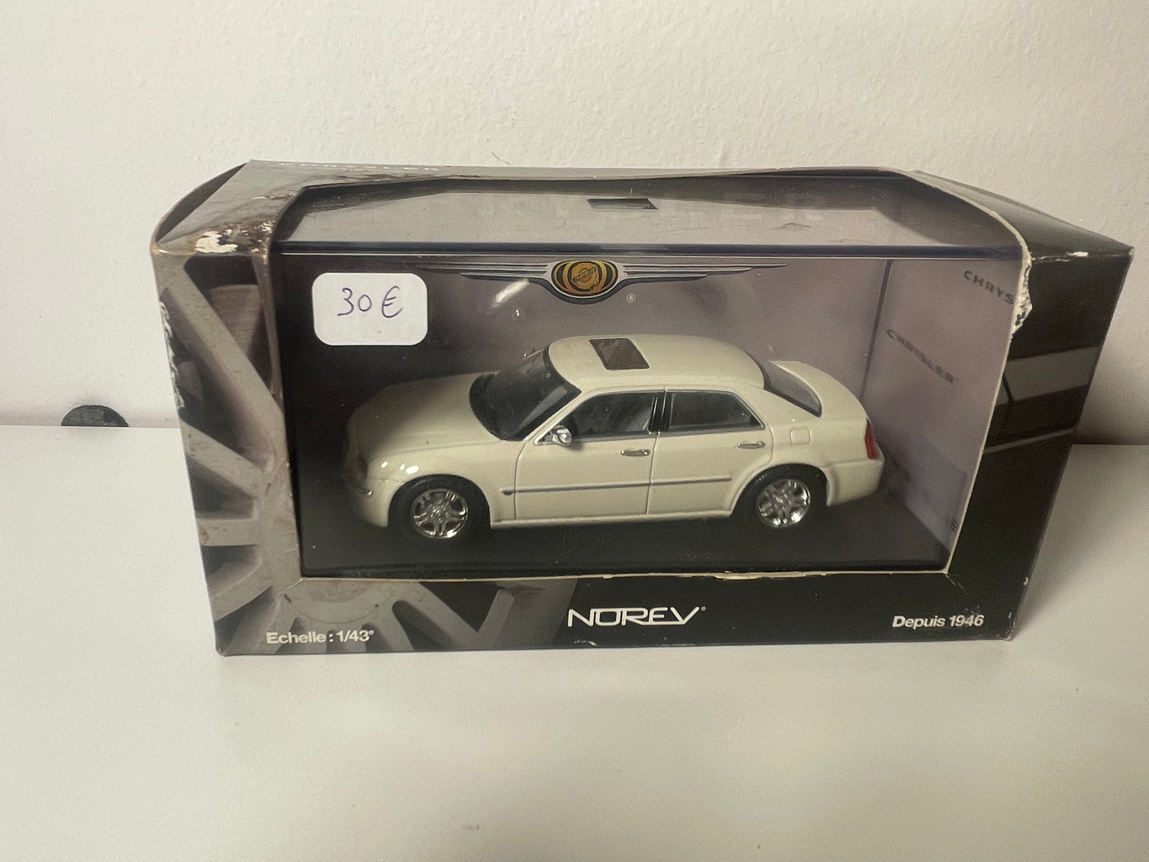 Chrysler 300C Hemi w kolorze białym? (zaznaczono kolor waniliowy na etykiecie) - NOREV