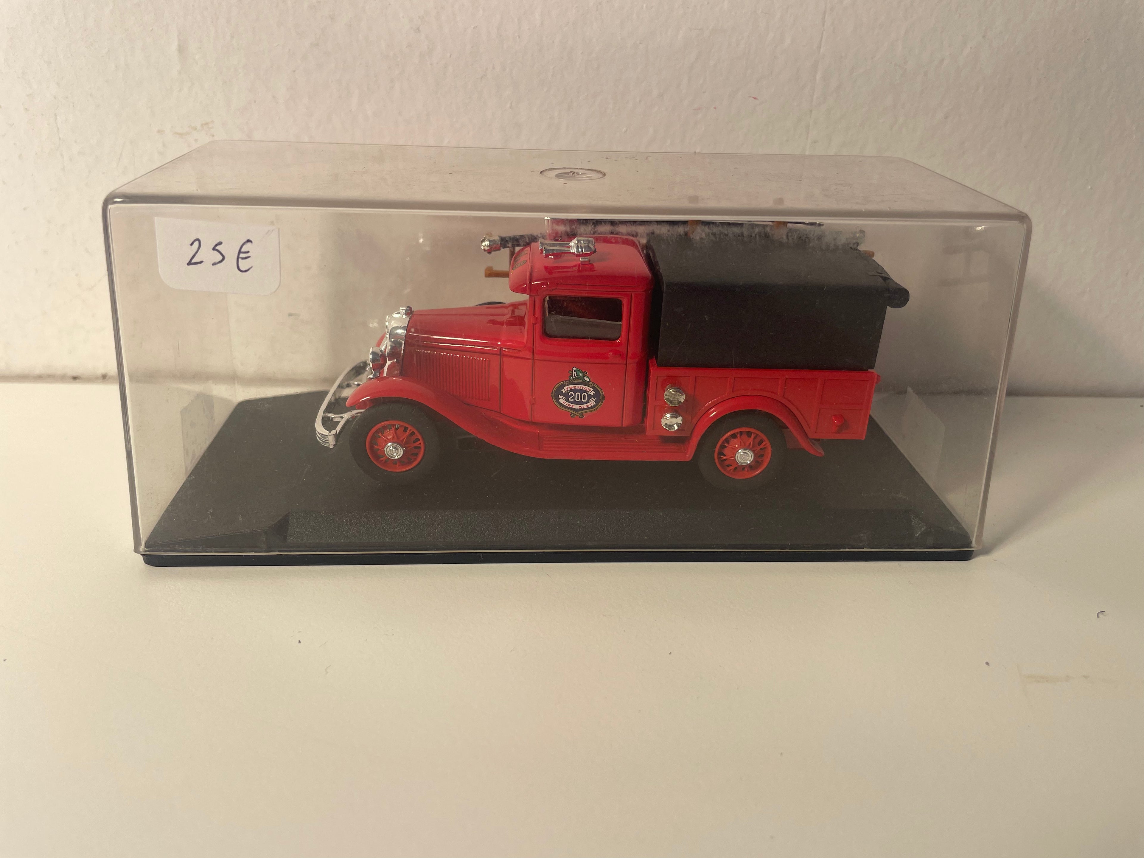 Ford V8 czerwony POMPIERS z 1934 roku - ELIGOR