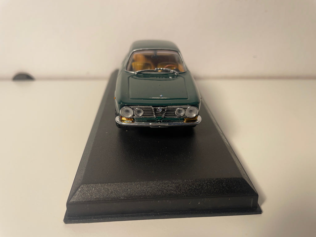 Alfa Roméo 2000 GTV coupé verte de 1971 - DétailCars référence 441