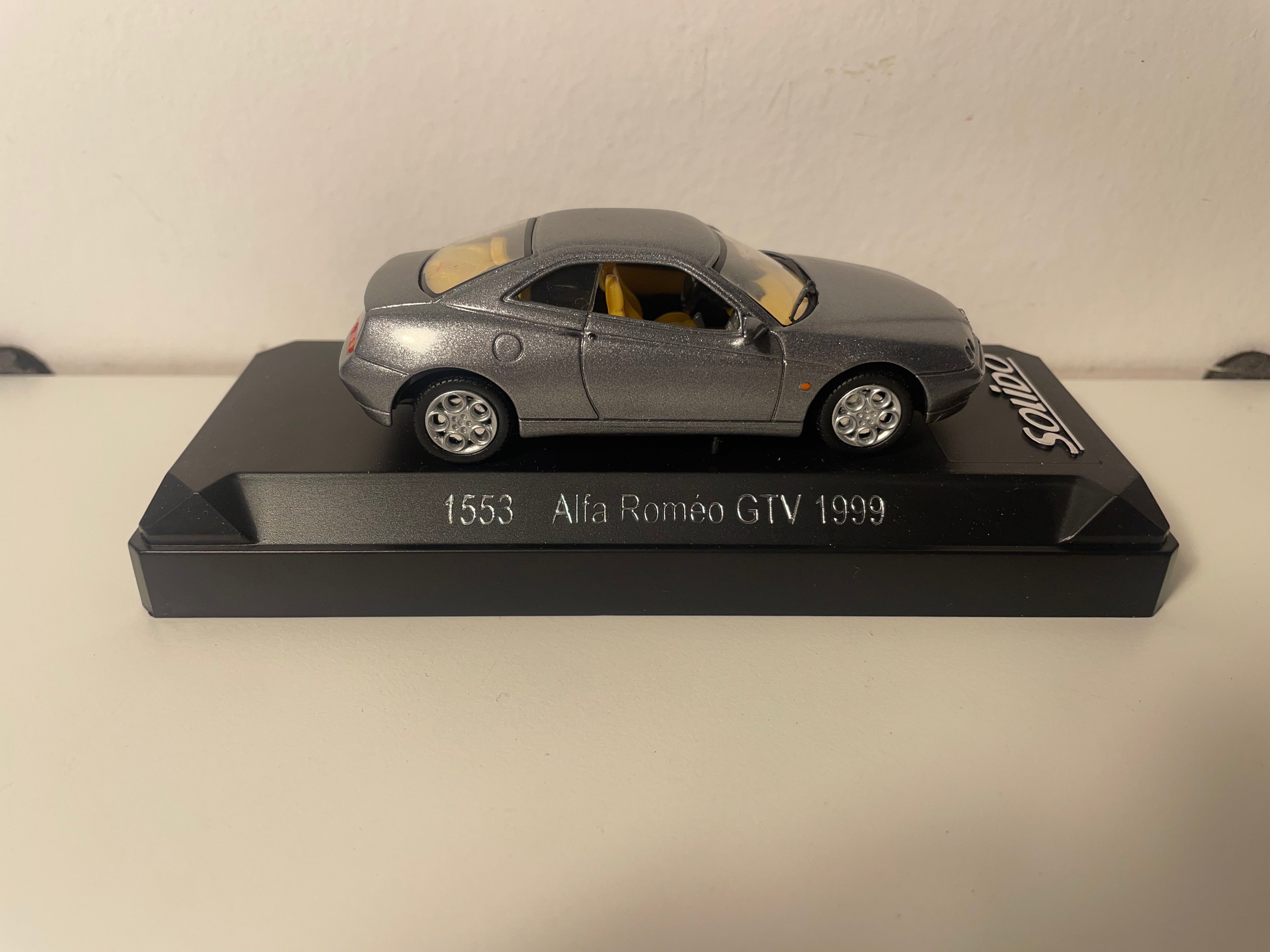 Alfa Roméo GTV gris aus 1999 - Solido Referenz 1553