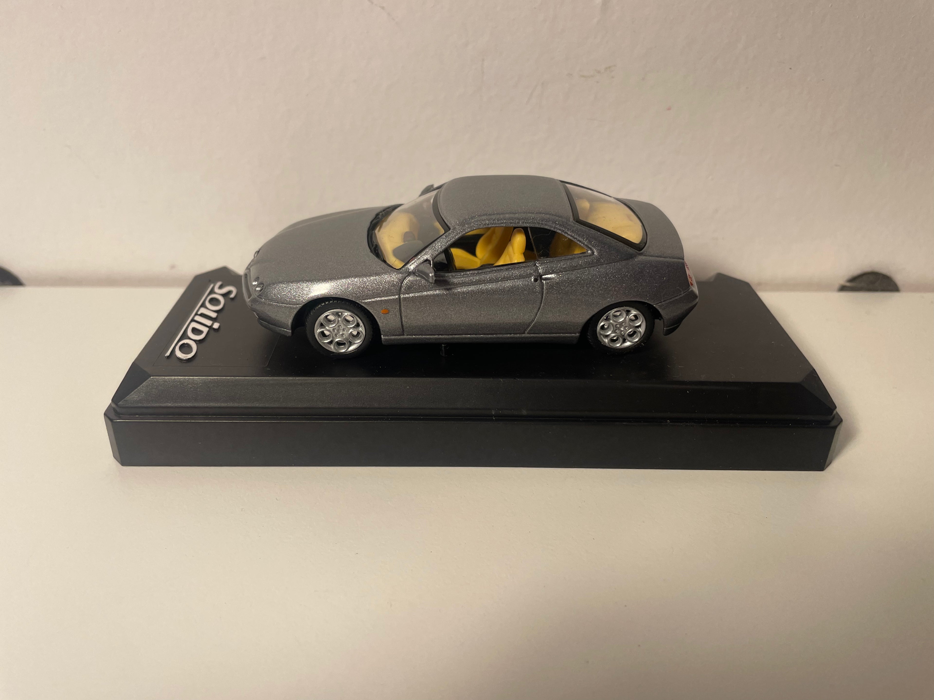 Alfa Roméo GTV gris aus 1999 - Solido Referenz 1553