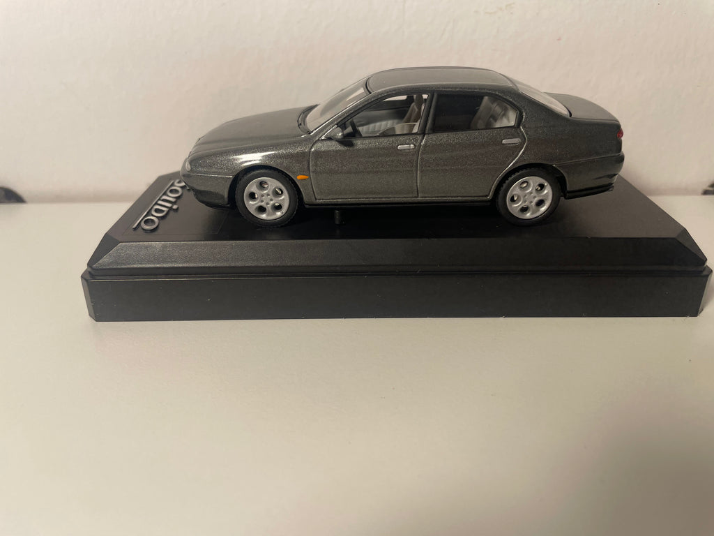 Alfa Roméo 166 grise foncée de 1999 - Solido référence 1551