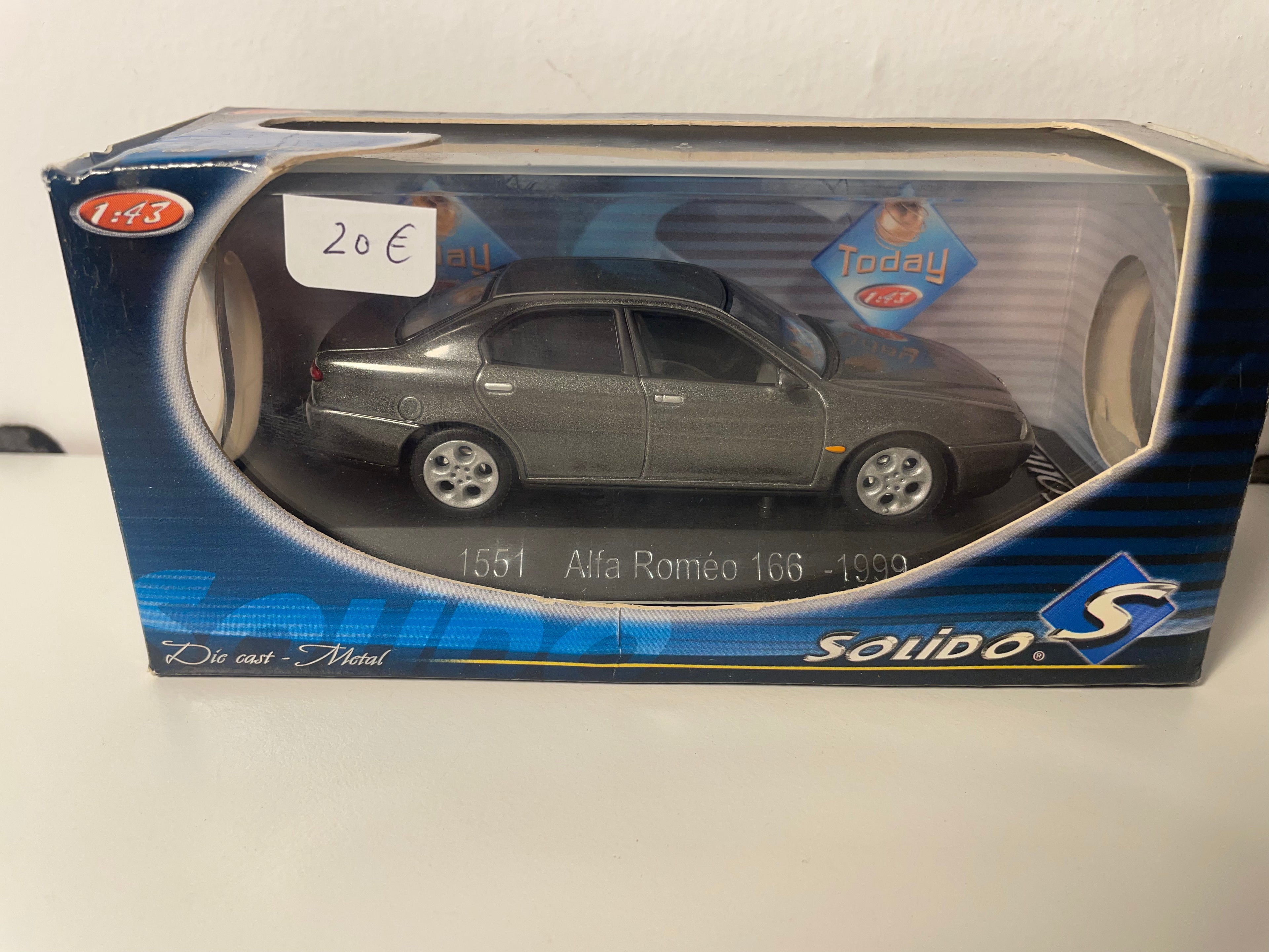Alfa Roméo 166 grise foncée de 1999 - Solido référence 1551