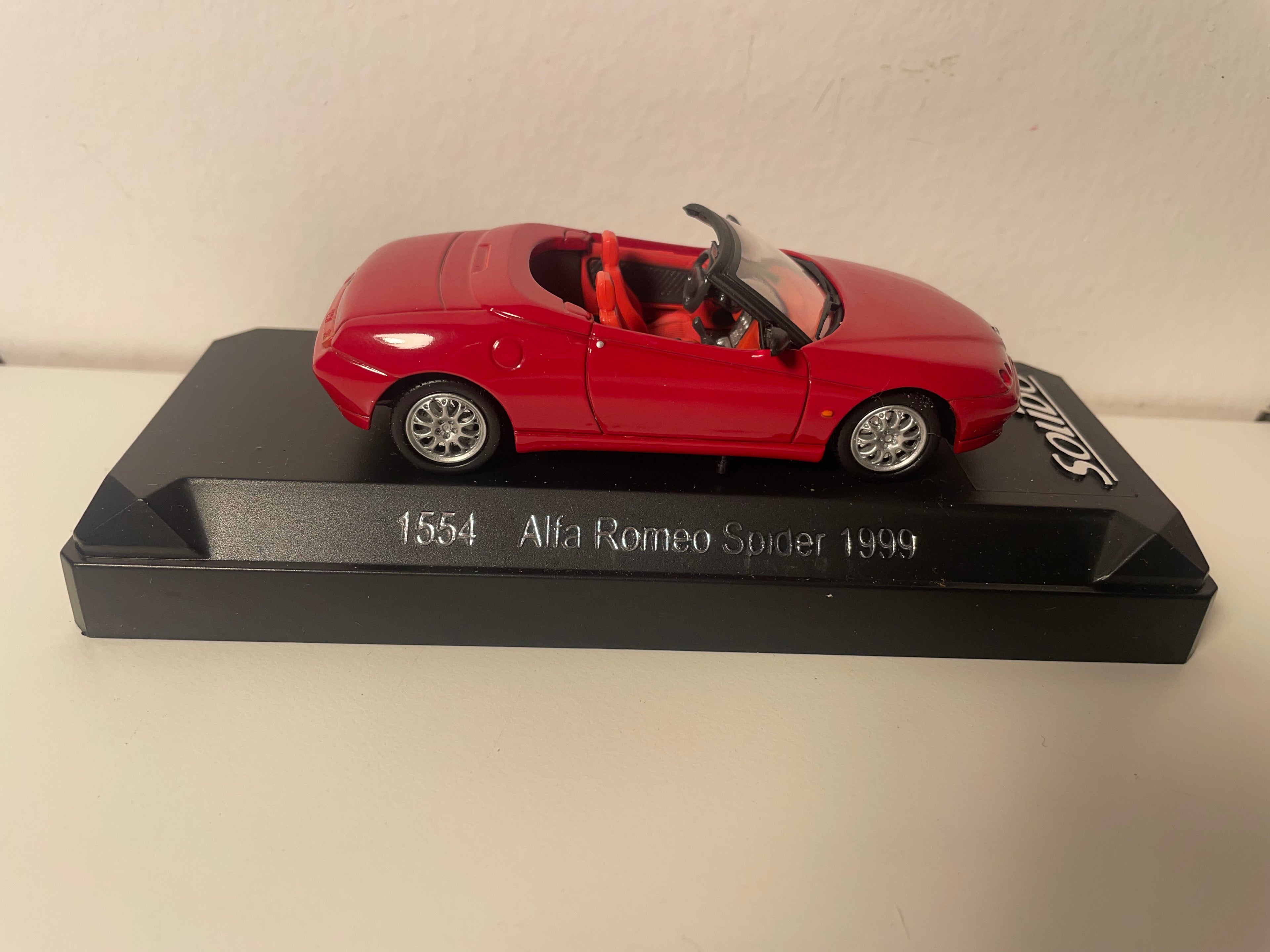 Alfa Roméo Spider roude vun 1999 - Solido Referenz 1554
