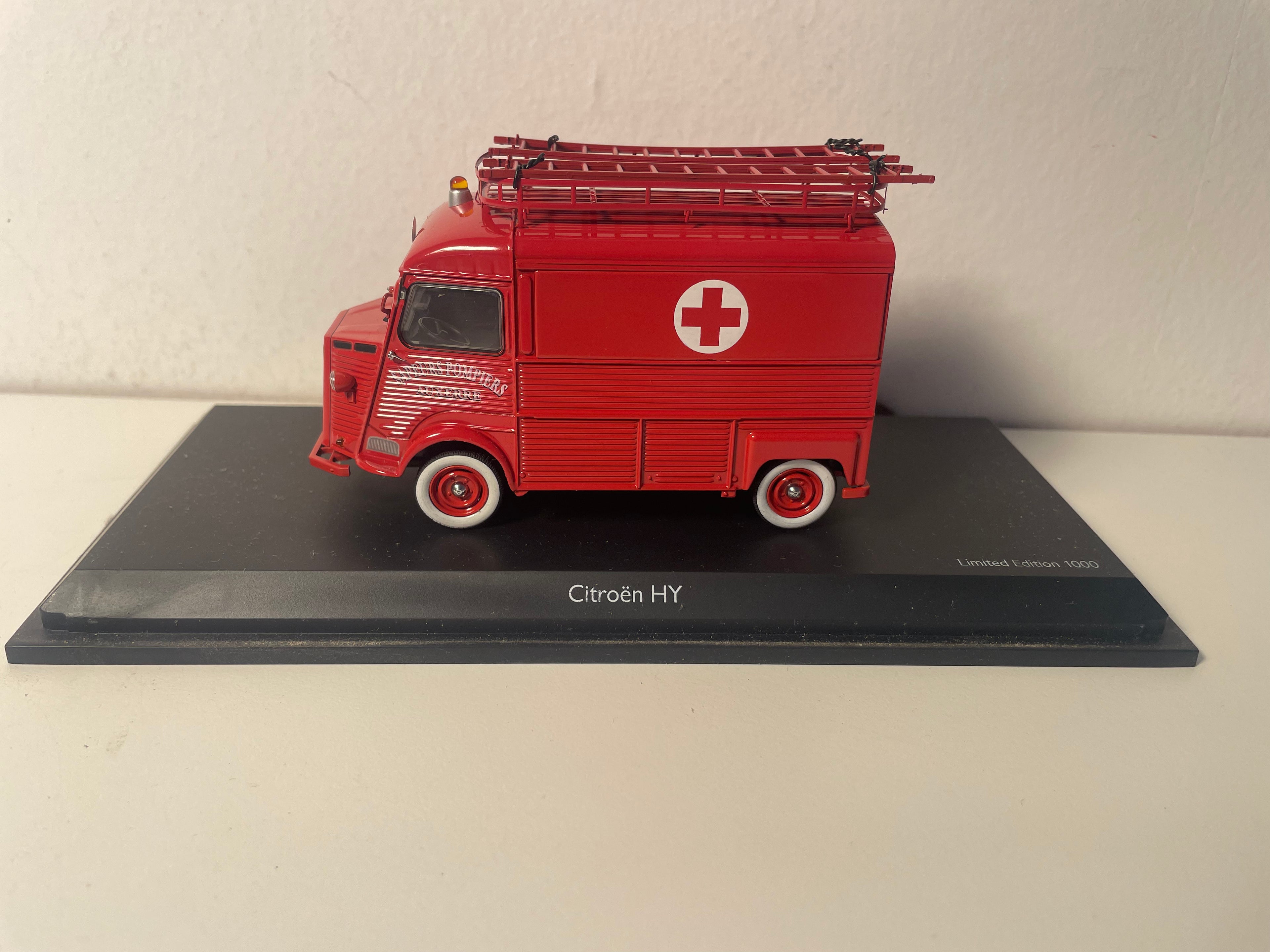 Citroën HY Rote Ambulanz der Feuerwehr (Feuerwehr Auxerre) - SCHUCO Referenz 03501 (Limitierte Auflage von 1000 Exemplaren)
